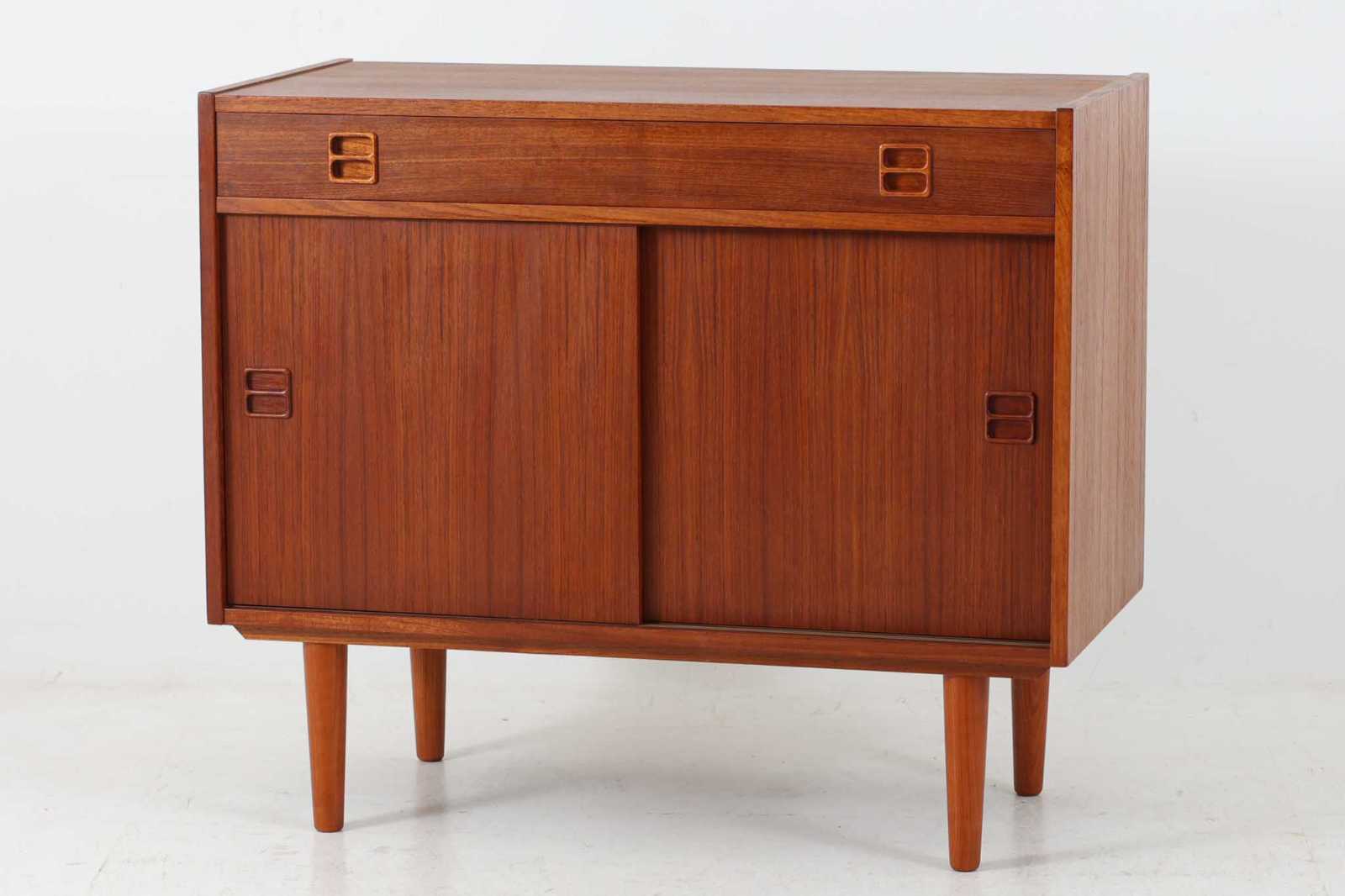 スウェーデンより買い付けたキャビネットです。引き戸と引き出し収納があり使い勝手も良好です。本体には良質なチーク材が使用されています。