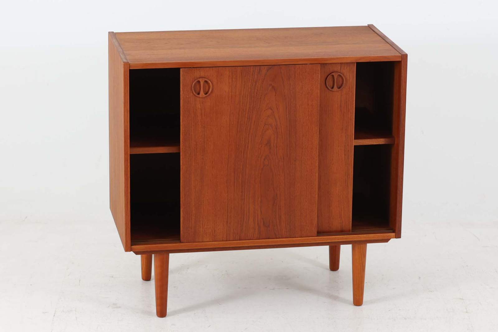 北欧より買い付けたローボードです。シンプルなフォルムで、良質なチーク材が使用されており、暖かみのある木肌が魅力的です。