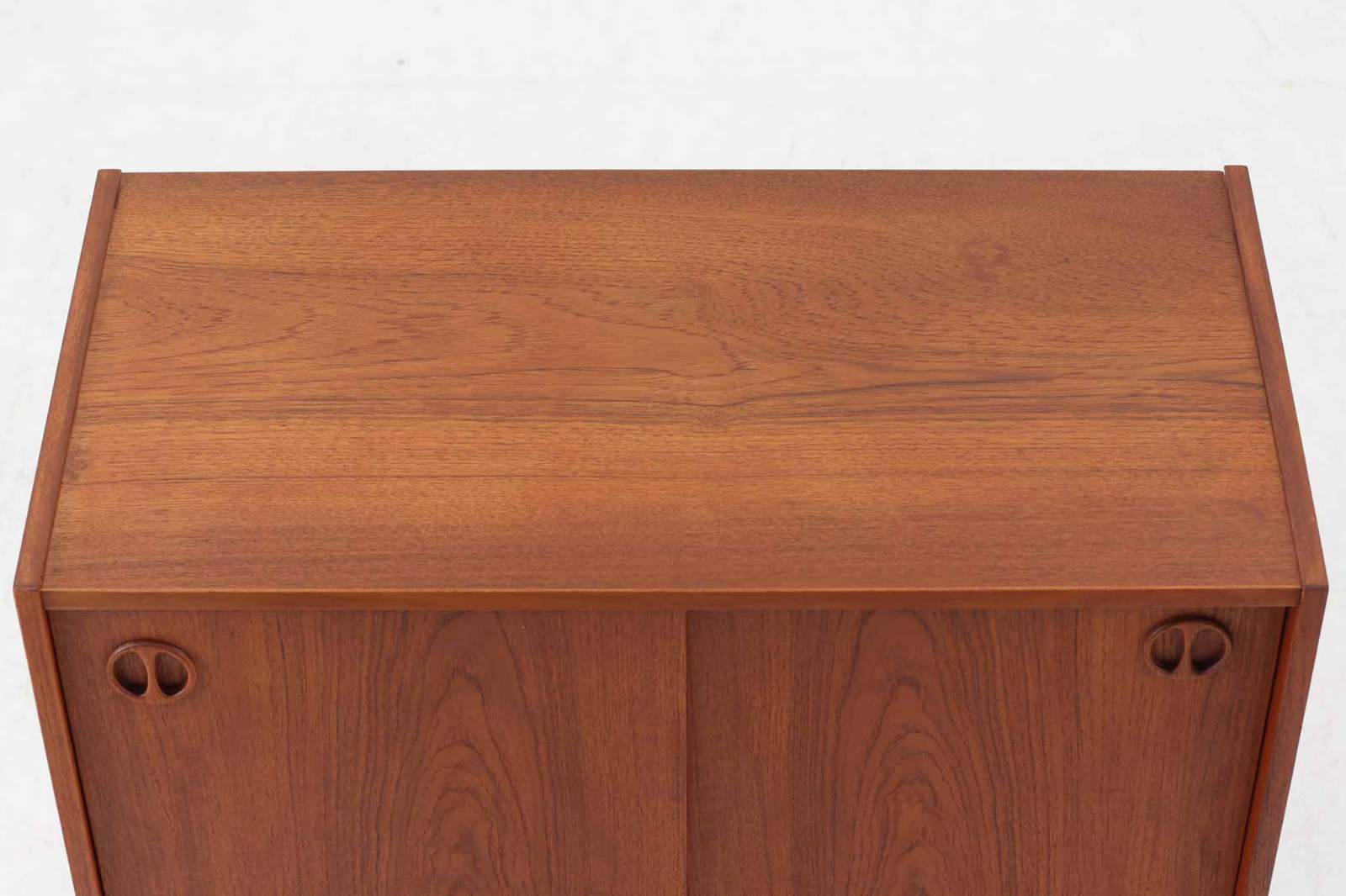 北欧より買い付けたローボードです。シンプルなフォルムで、良質なチーク材が使用されており、暖かみのある木肌が魅力的です。