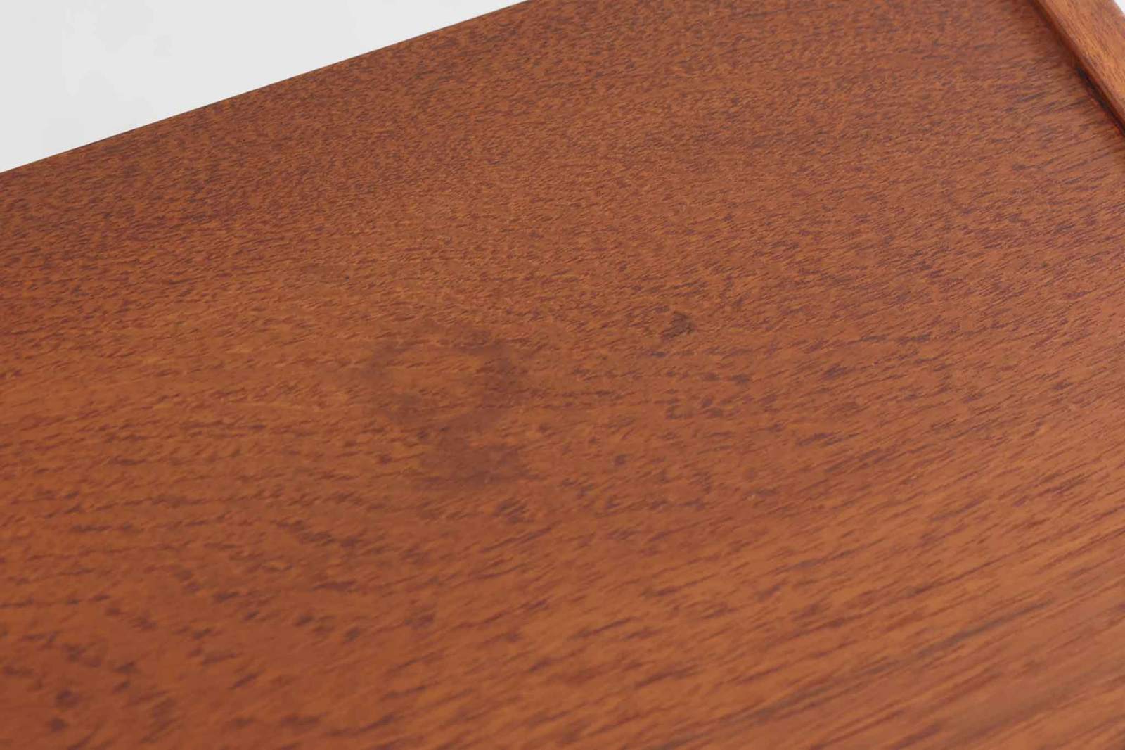 北欧より買い付けたローボードです。シンプルなフォルムで、良質なチーク材が使用されており、暖かみのある木肌が魅力的です。