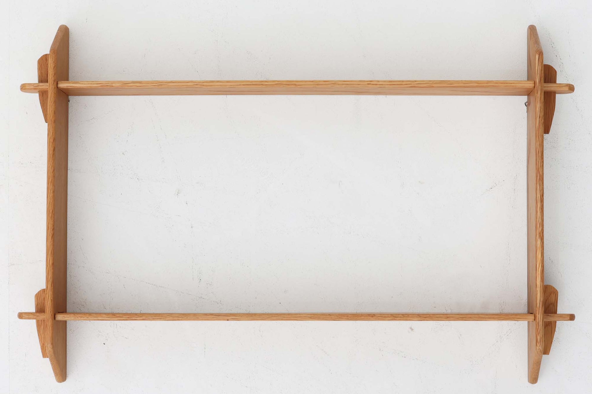 デンマークより買い付けたウォールシェルフです。シンプルなデザインで、分解可能です。ナチュラルなオーク材が使用されています。