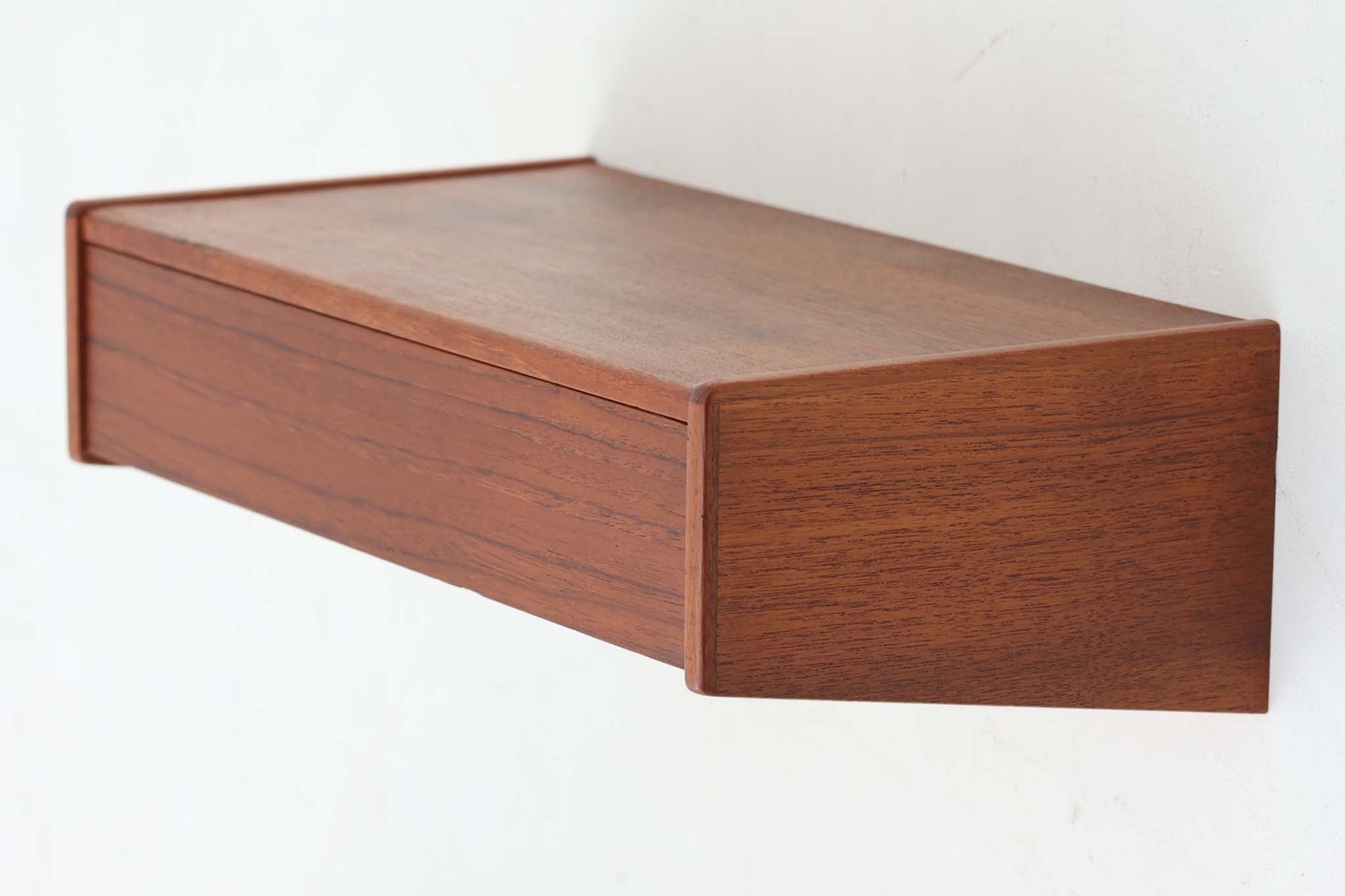 北欧より買い付けた壁掛けシェルフです。壁面を可愛く演出してくれそうです。良質なチーク材が使用されています。