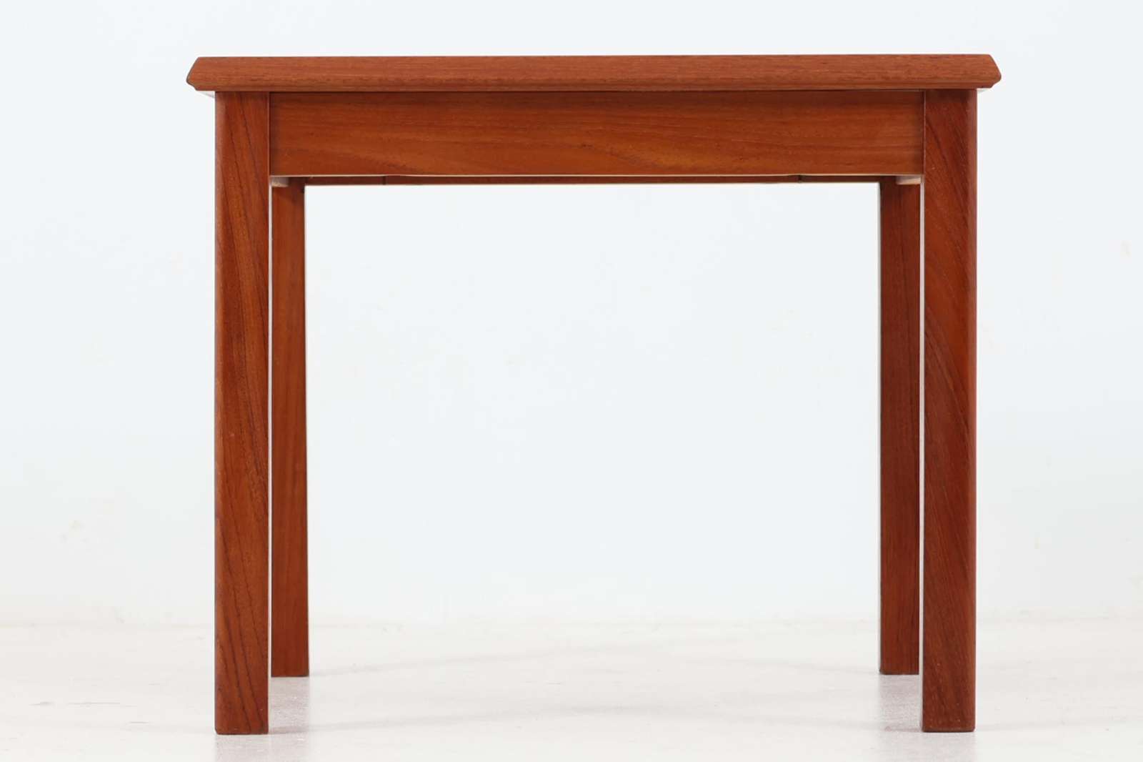 北欧より買い付けたサイドテーブルです。タイルがデザインポイントになっており、熱いコップなどをそのまま置く事が出来ます。本体には良質なチーク材が使用されています。