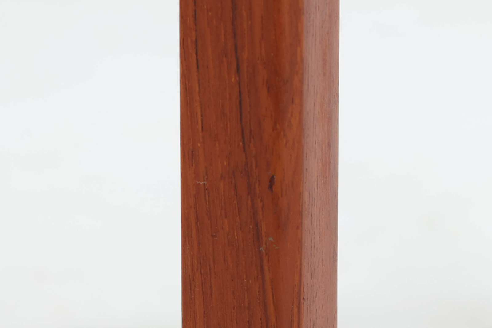 北欧より買い付けたサイドテーブルです。タイルがデザインポイントになっており、熱いコップなどをそのまま置く事が出来ます。本体には良質なチーク材が使用されています。