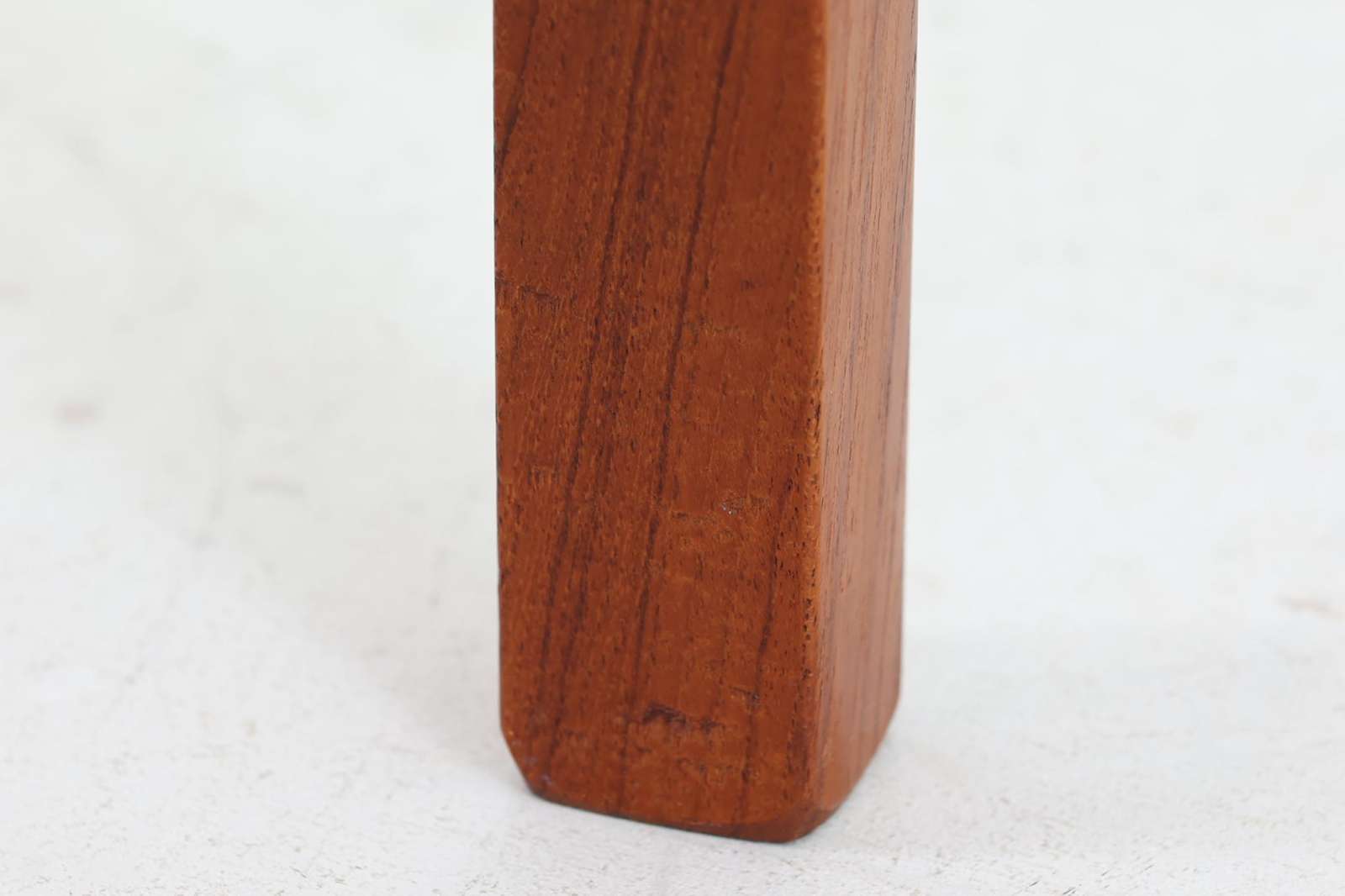 北欧より買い付けたサイドテーブルです。タイルがデザインポイントになっており、熱いコップなどをそのまま置く事が出来ます。本体には良質なチーク材が使用されています。