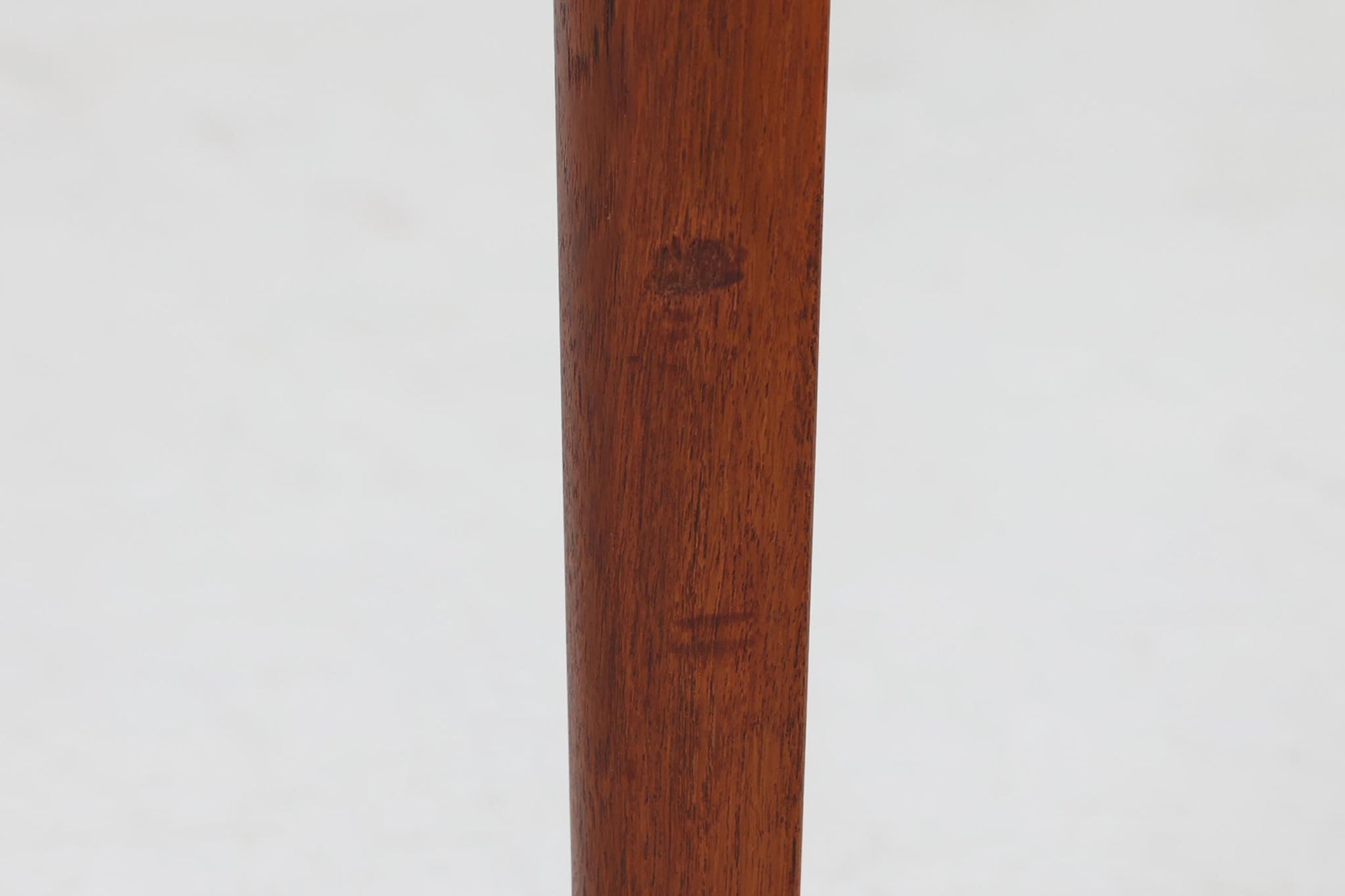 北欧より買い付けたDiplomatシリーズのダイニングテーブルです。France&amp;amp;Son社製の希少なモデルです。幅が190cmと大きめなので会議室などにもお使いいただけます。良質なチーク材が使用されています。