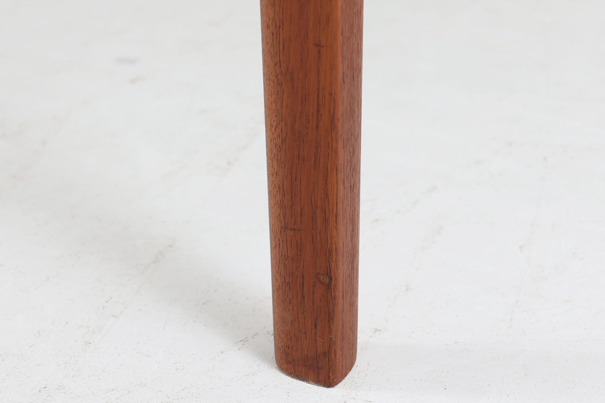 北欧より買い付けたDiplomatシリーズのダイニングテーブルです。France&amp;amp;Son社製の希少なモデルです。幅が190cmと大きめなので会議室などにもお使いいただけます。良質なチーク材が使用されています。