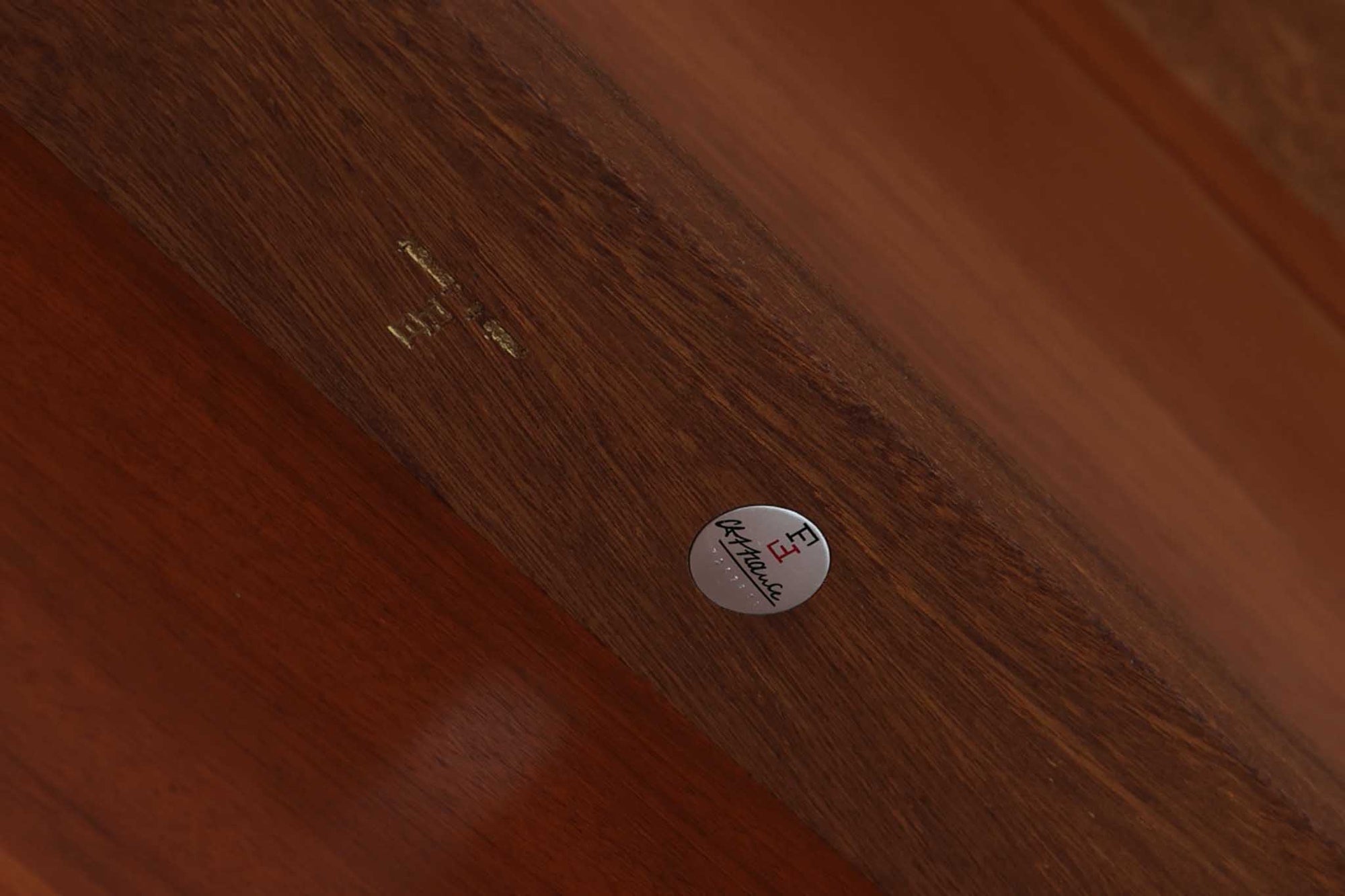 北欧より買い付けたDiplomatシリーズのダイニングテーブルです。France&amp;amp;Son社製の希少なモデルです。幅が190cmと大きめなので会議室などにもお使いいただけます。良質なチーク材が使用されています。