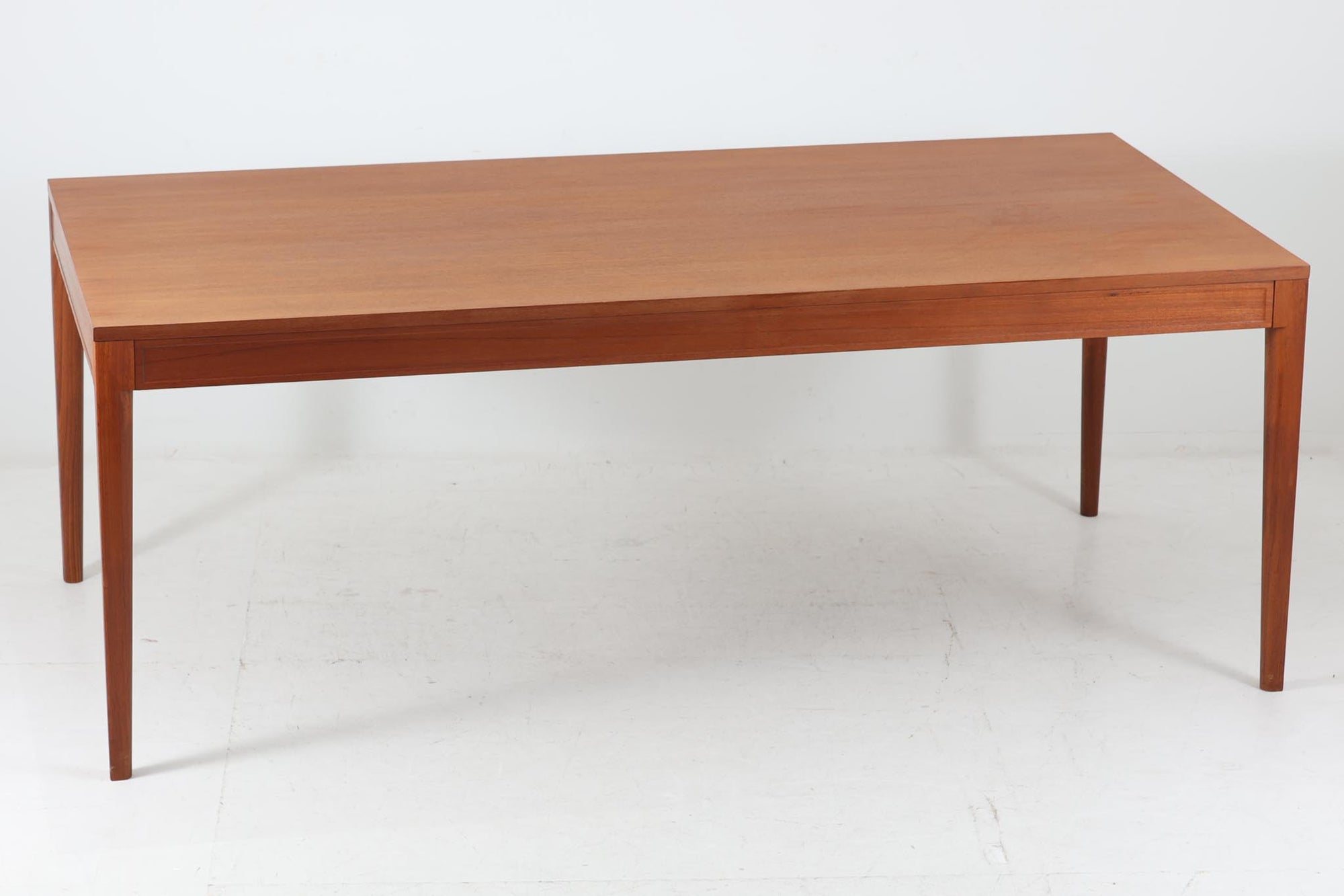 北欧より買い付けたDiplomatシリーズのダイニングテーブルです。France&amp;amp;Son社製の希少なモデルです。幅が190cmと大きめなので会議室などにもお使いいただけます。良質なチーク材が使用されています。