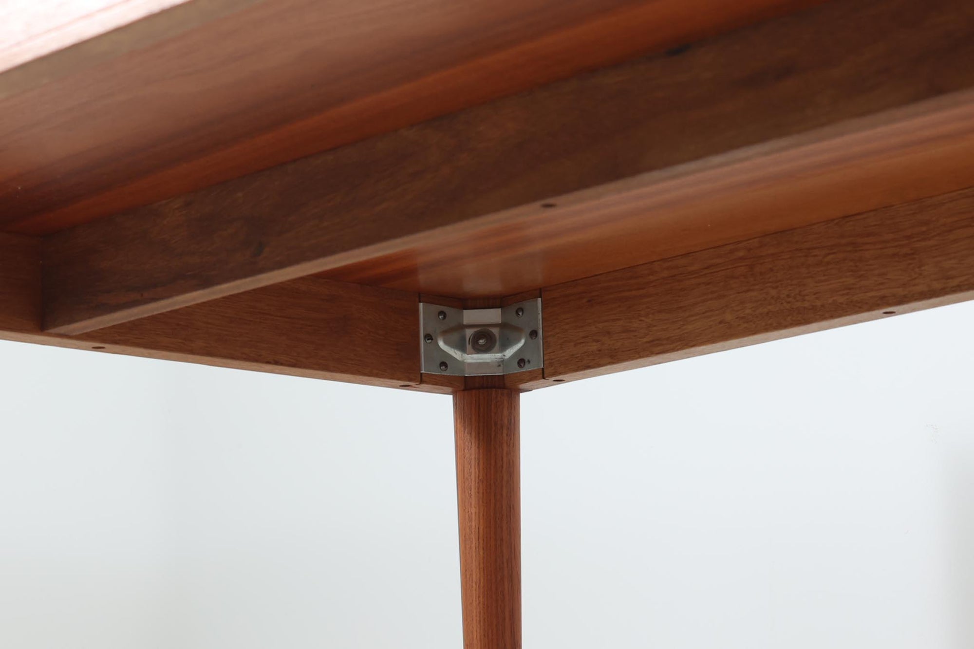 北欧より買い付けたDiplomatシリーズのダイニングテーブルです。France&amp;amp;Son社製の希少なモデルです。幅が190cmと大きめなので会議室などにもお使いいただけます。良質なチーク材が使用されています。