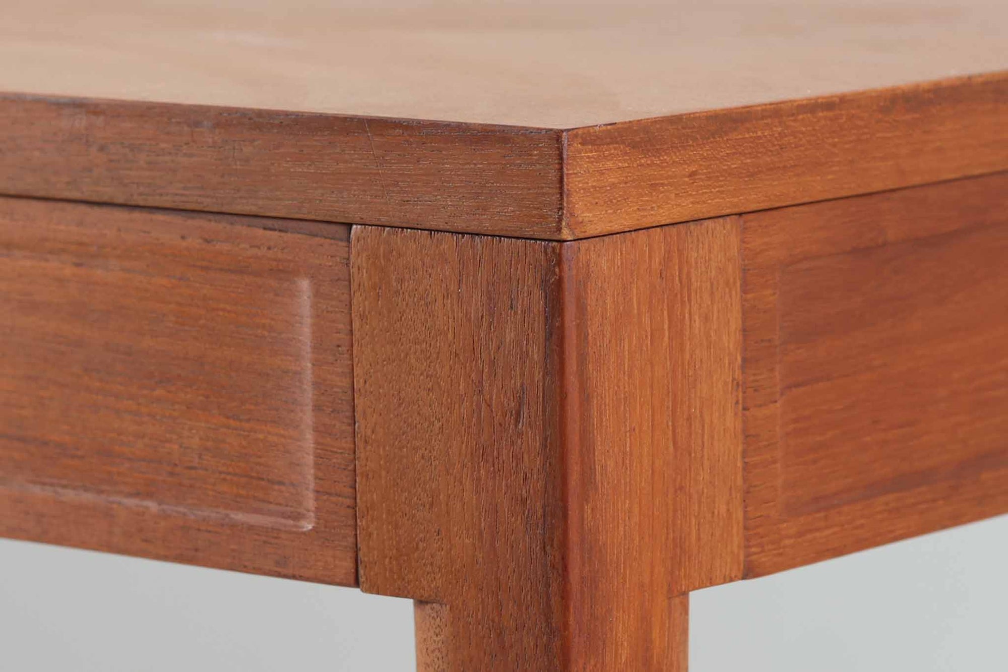 北欧より買い付けたDiplomatシリーズのダイニングテーブルです。France&amp;amp;Son社製の希少なモデルです。幅が190cmと大きめなので会議室などにもお使いいただけます。良質なチーク材が使用されています。