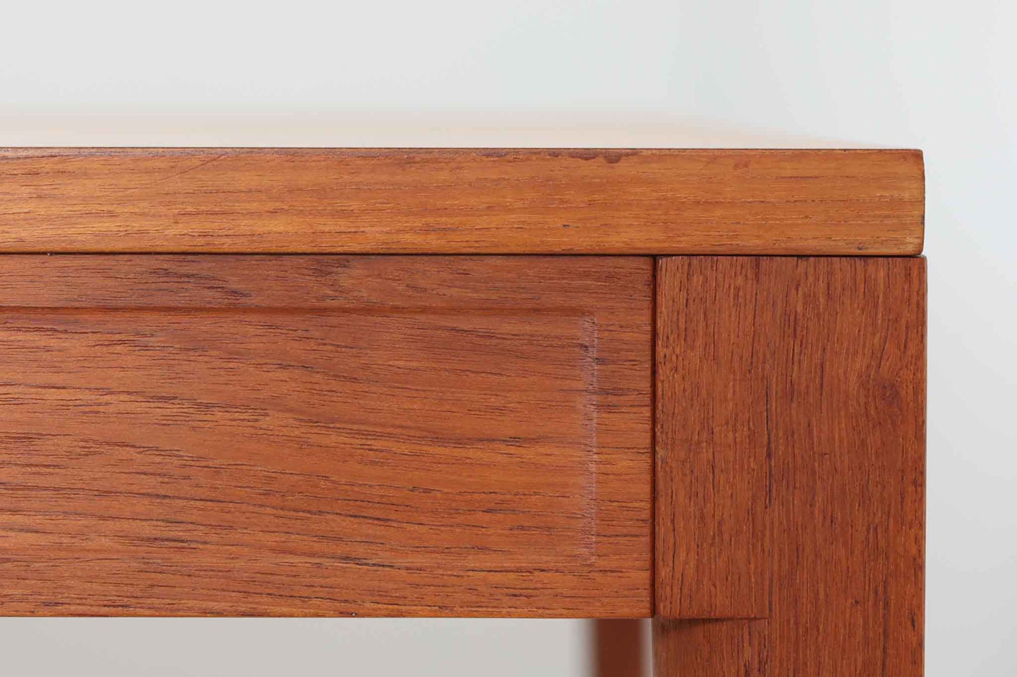 北欧より買い付けたDiplomatシリーズのダイニングテーブルです。France&amp;amp;Son社製の希少なモデルです。幅が190cmと大きめなので会議室などにもお使いいただけます。良質なチーク材が使用されています。