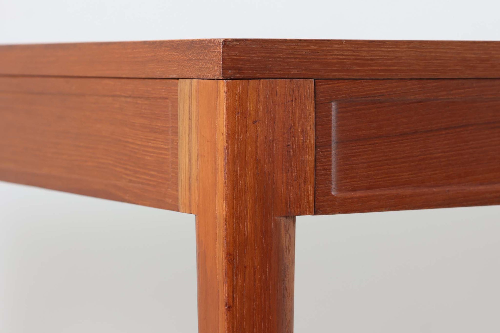 北欧より買い付けたDiplomatシリーズのダイニングテーブルです。France&amp;amp;Son社製の希少なモデルです。幅が190cmと大きめなので会議室などにもお使いいただけます。良質なチーク材が使用されています。