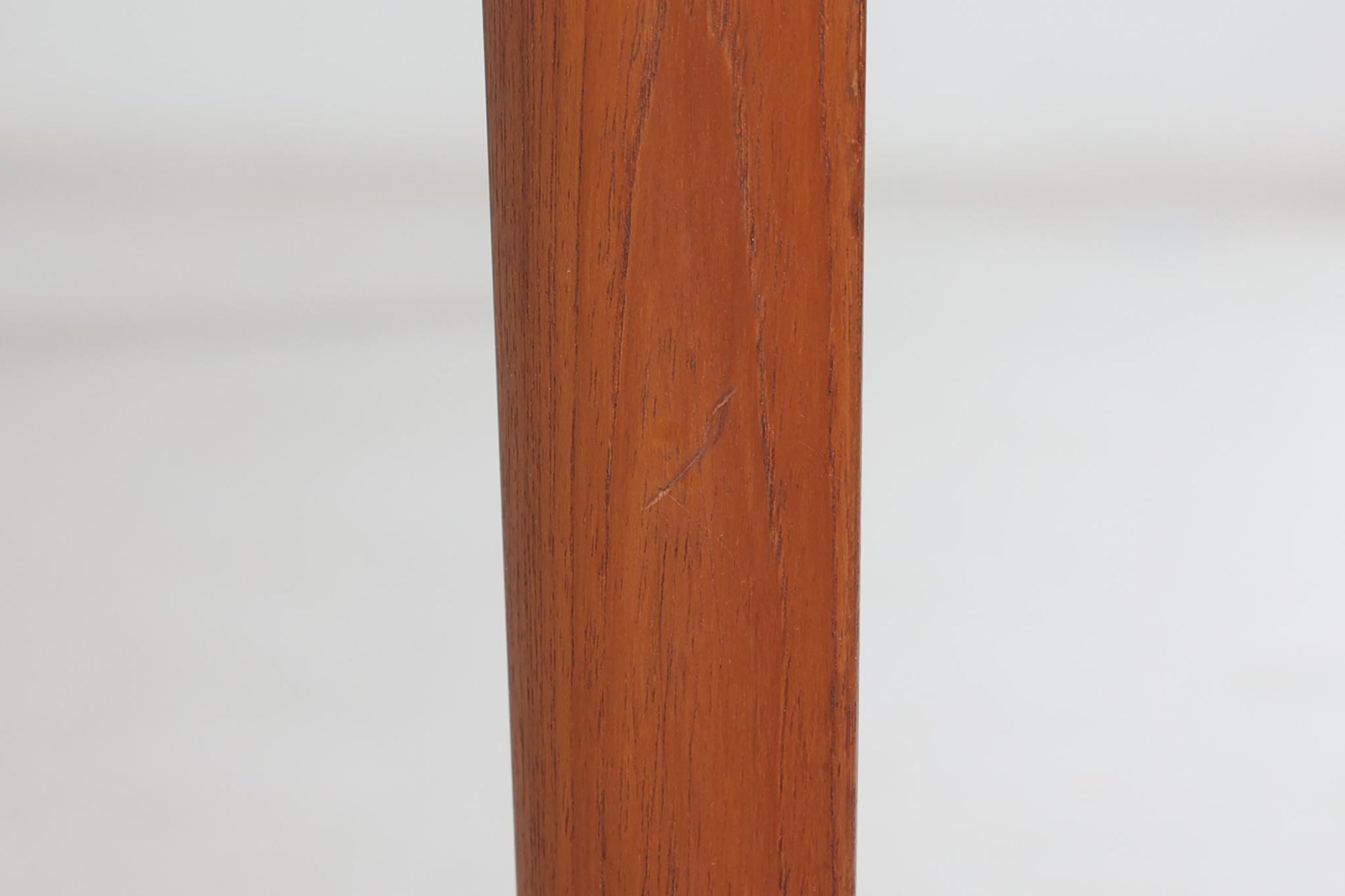 北欧より買い付けたDiplomatシリーズのダイニングテーブルです。France&amp;amp;Son社製の希少なモデルです。幅が190cmと大きめなので会議室などにもお使いいただけます。良質なチーク材が使用されています。