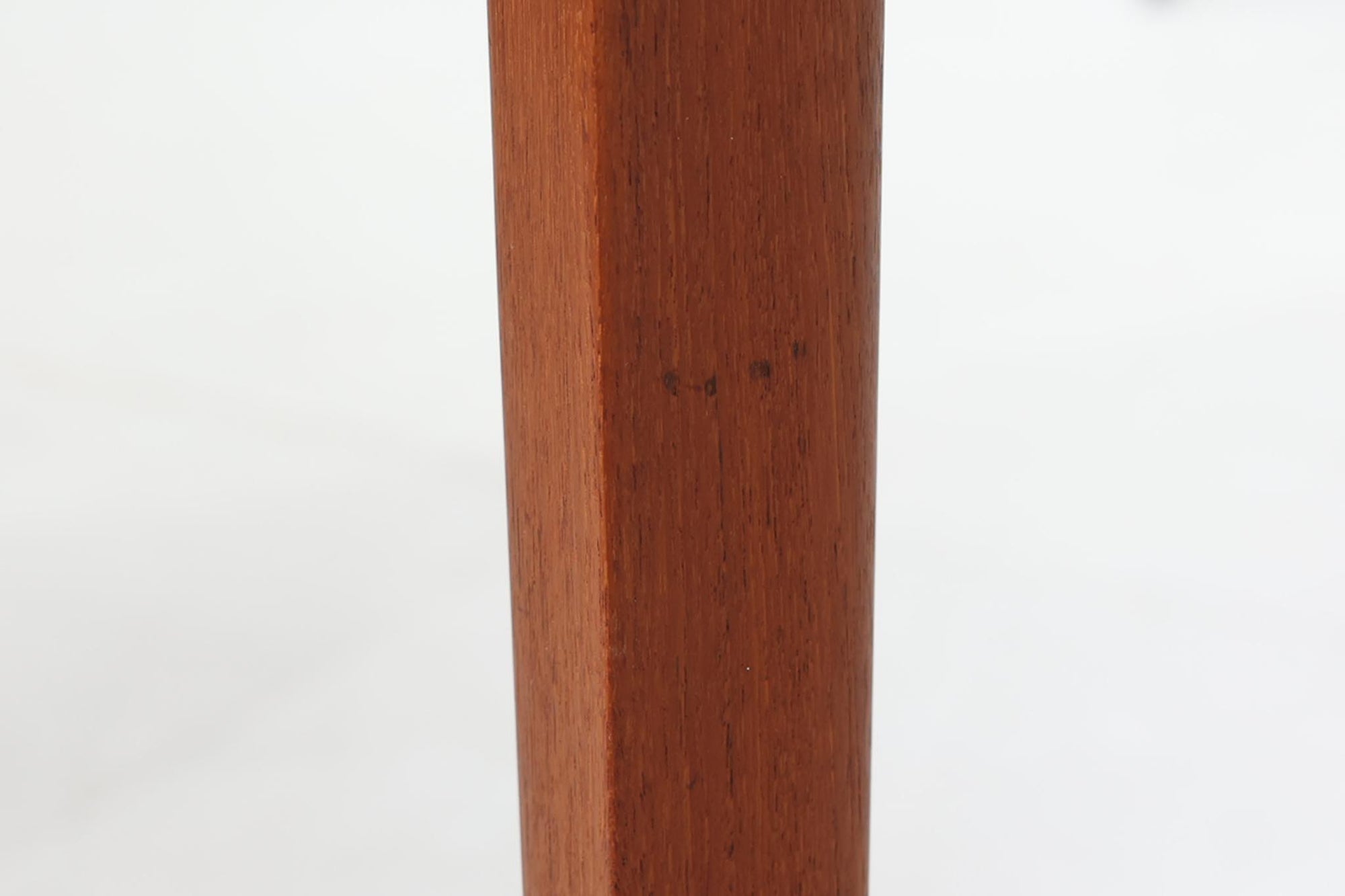 北欧より買い付けたDiplomatシリーズのダイニングテーブルです。France&amp;amp;Son社製の希少なモデルです。幅が190cmと大きめなので会議室などにもお使いいただけます。良質なチーク材が使用されています。