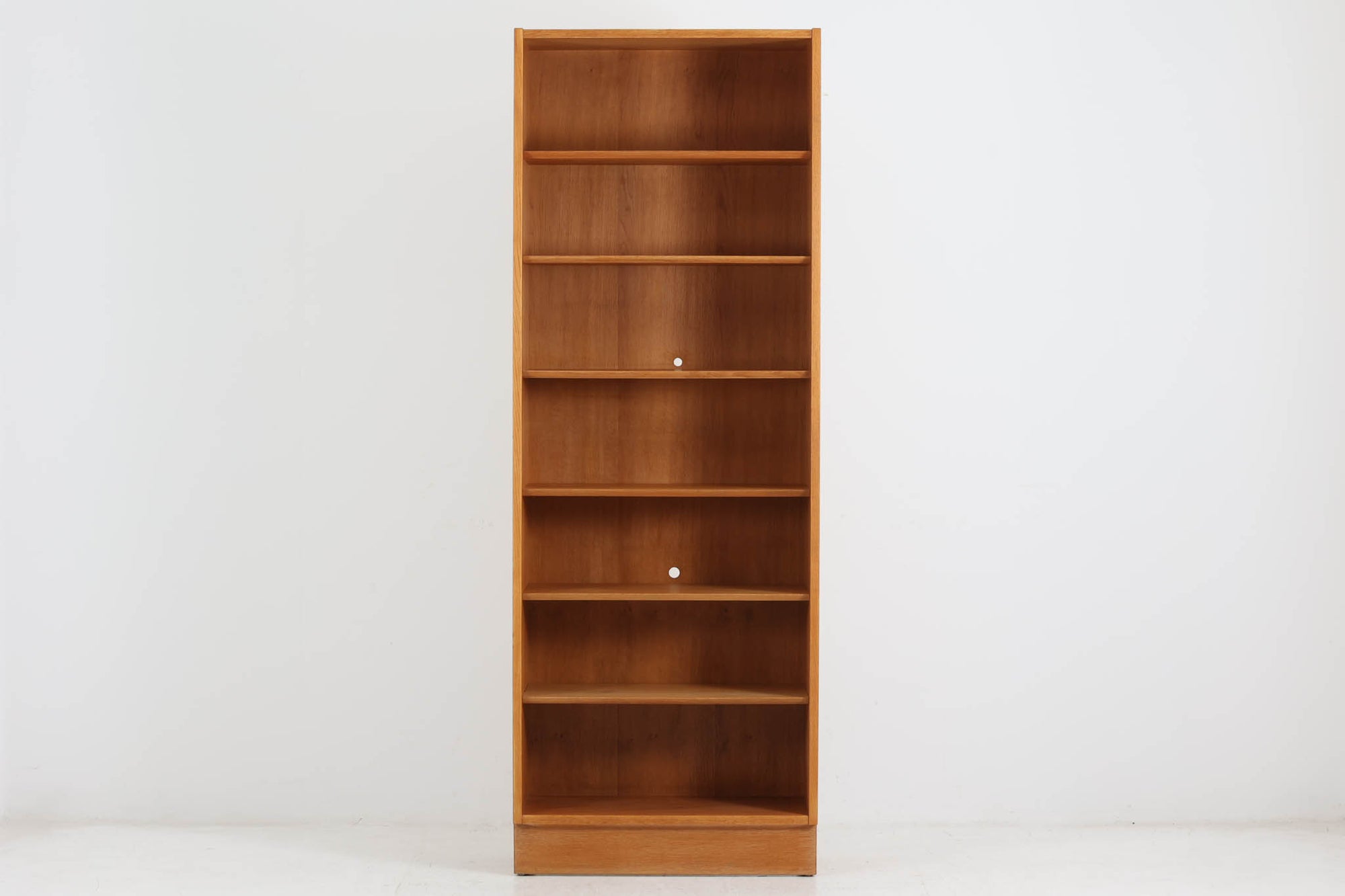 Hundevad&amp;Co社製の造りが良いブックシェルフです。良質なオーク材が使用されています。大型で様々な本が収納可能です。PoulHundevadならではの棚板前面のスリットとタボが見えない設計により非常にすっきりとした印象に仕上がっています。