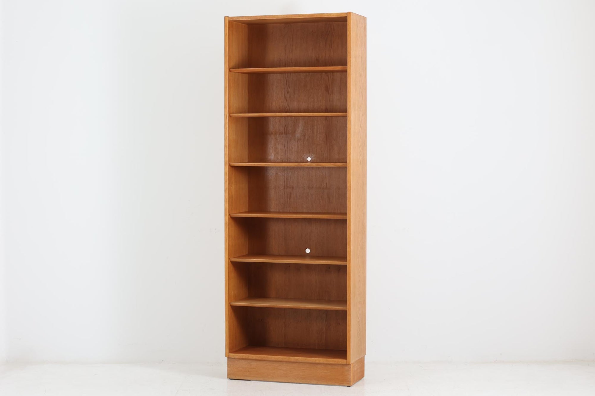 Hundevad&amp;Co社製の造りが良いブックシェルフです。良質なオーク材が使用されています。大型で様々な本が収納可能です。PoulHundevadならではの棚板前面のスリットとタボが見えない設計により非常にすっきりとした印象に仕上がっています。