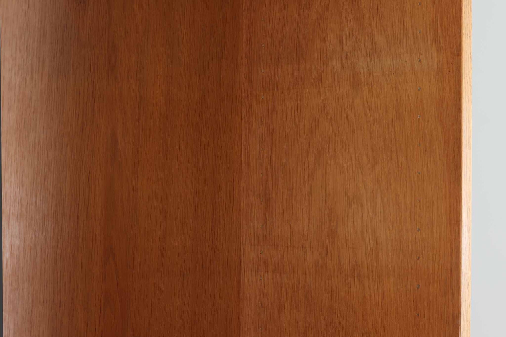 Hundevad&amp;amp;Co社製の造りが良いブックシェルフです。良質なオーク材が使用されています。大型で様々な本が収納可能です。PoulHundevadならではの棚板前面のスリットとタボが見えない設計により非常にすっきりとした印象に仕上がっています。