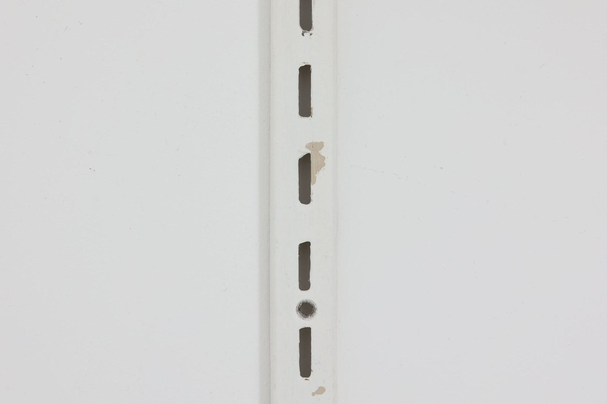 KaiKristiansenによるウォールシステムシェルフです。フレームを壁面に取り付け、棚板を好きな位置に配置する事が出来ます。フレームは4本付属しますので、写真の様に2列で使用する以外にも、1列×2箇所に設置する事も可能です。