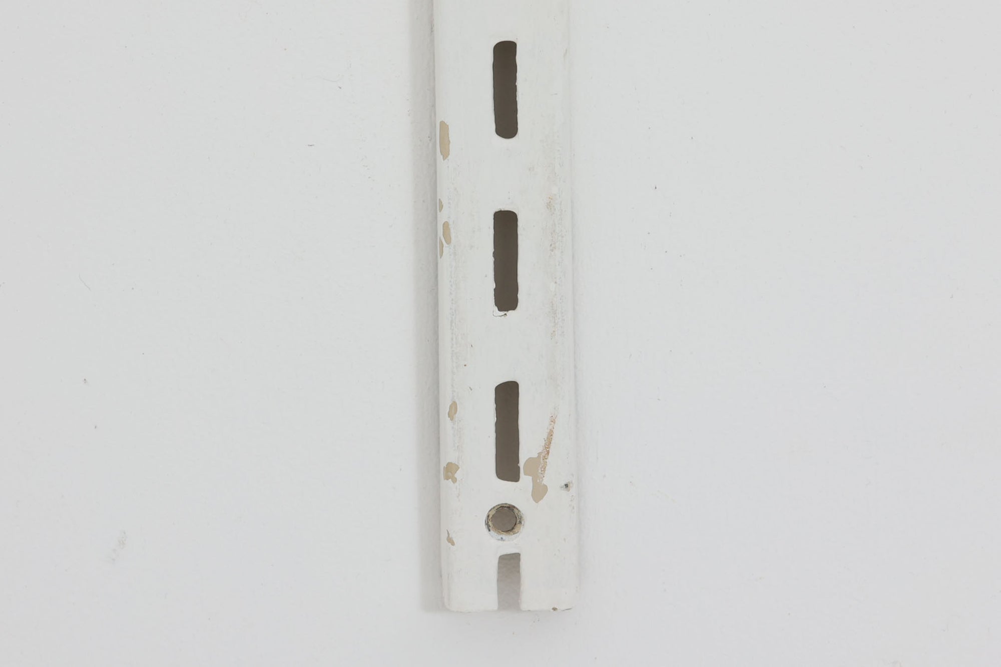 KaiKristiansenによるウォールシステムシェルフです。フレームを壁面に取り付け、棚板を好きな位置に配置する事が出来ます。フレームは4本付属しますので、写真の様に2列で使用する以外にも、1列×2箇所に設置する事も可能です。