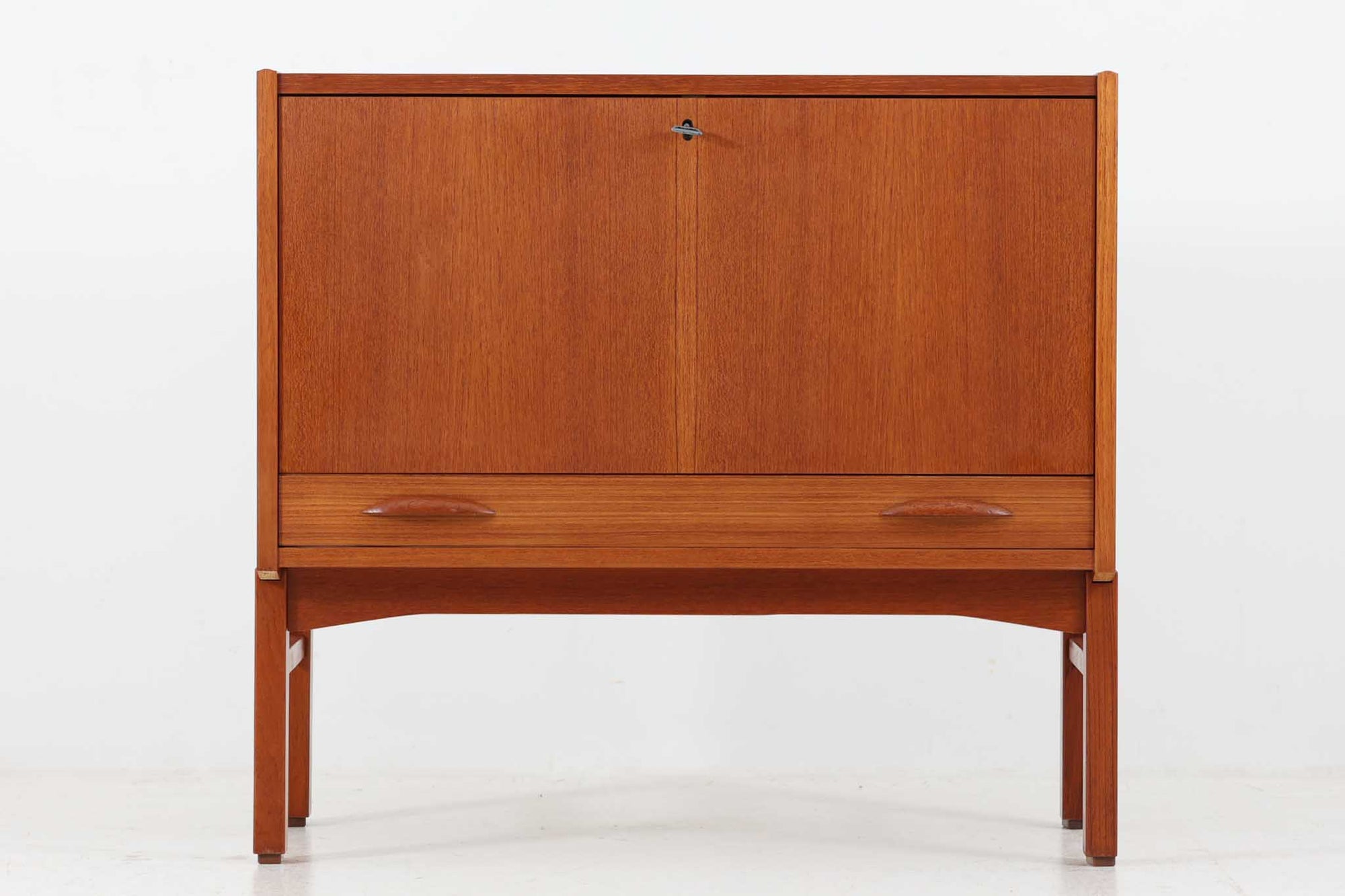 スウェーデンより買い付けたスモールキャビネットです。扉は開けた際に本体に収納される様になっています。収納内部には引き棚とコードホールがあり、AVボードとして使用されていた様です。本体には良質なチーク材が使用されておりクオリティーの高い作品です。