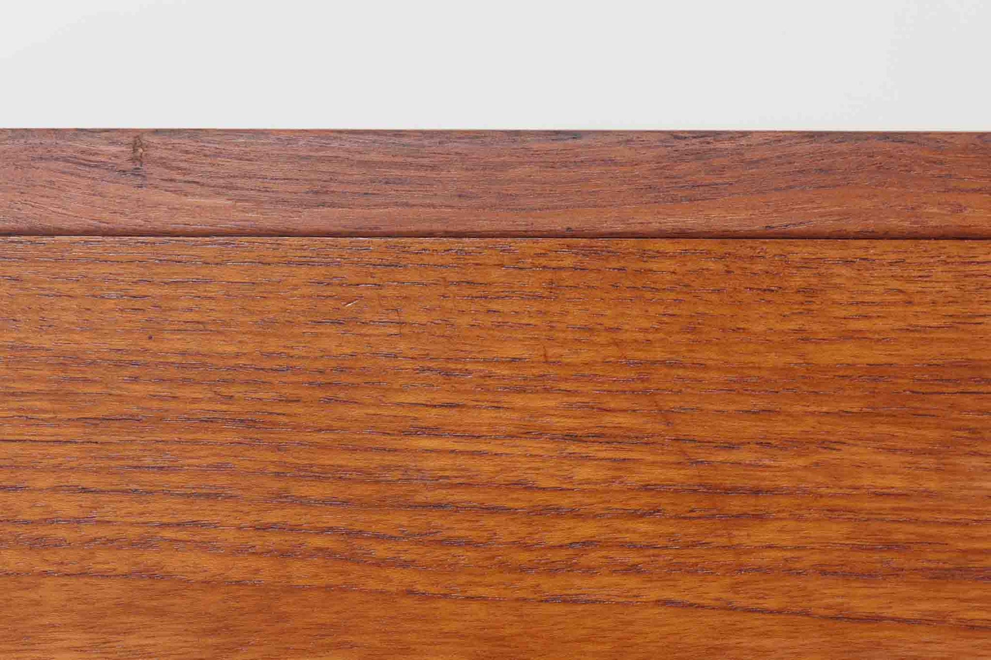 デンマークより買い付けた両袖デスクです。小ぶりで使い勝手の良いサイズ感です。背面も綺麗に仕上げられており、お部屋の真ん中に置いてもご使用いただけます。良質なチーク材が使用されています。メタルの取手が特徴的なデザインです。