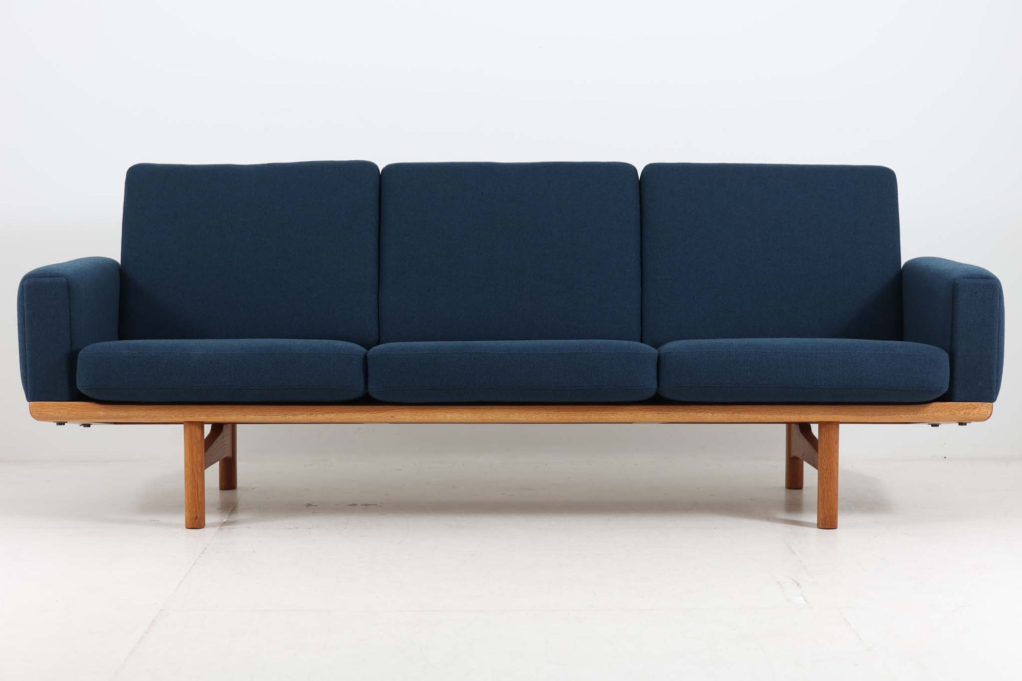 ウェグナーデザインのソファで、人気のGE2363人掛けソファです。後ろから見た姿がとても綺麗なので、あえて壁につけず、背面を見せる配置もお勧めです。クッション内部にスプリングが内包されており座り心地も良好です。GETAmA社の刻印もございます。