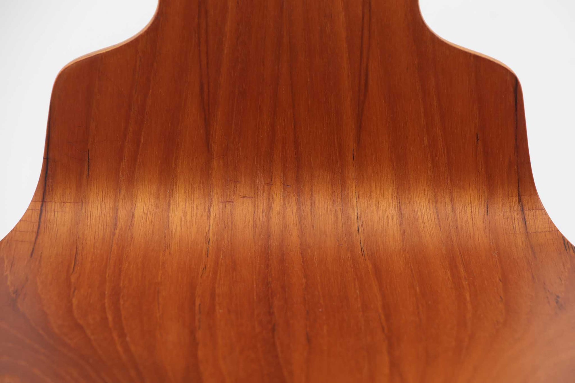 北欧より買い付けました。ArneJacobsenデザインのアントチェアです。チーク材は現在ビンテージ品でしか入手が出来ない為、希少価値が高く、状態の良い物は数が少なくなっています。裏面のメタルカバーがビンテージ品ならではです。