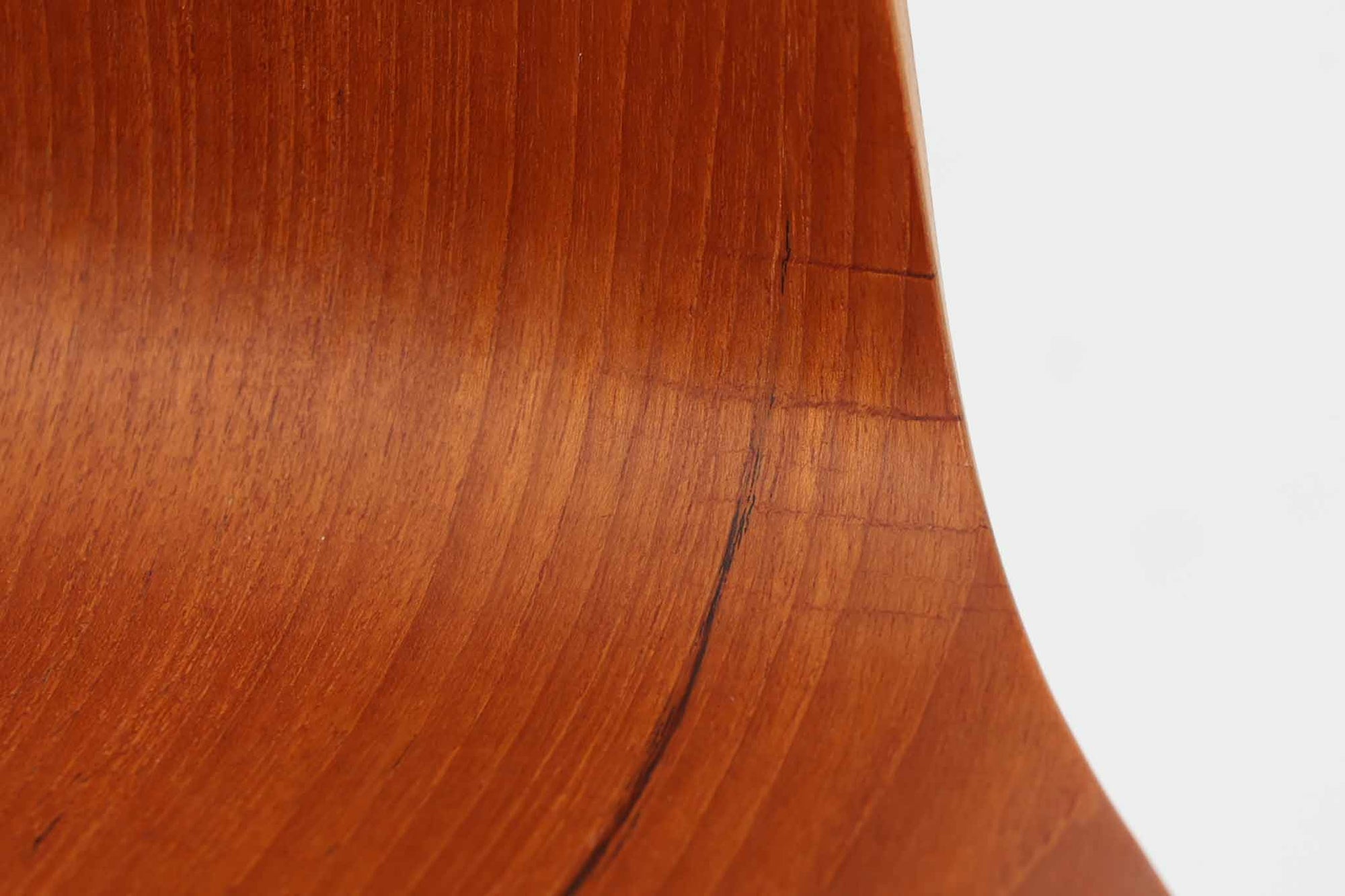 北欧より買い付けました。ArneJacobsenデザインのアントチェアです。チーク材は現在ビンテージ品でしか入手が出来ない為、希少価値が高く、状態の良い物は数が少なくなっています。裏面のメタルカバーがビンテージ品ならではです。