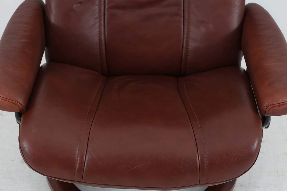 ノルウェーの家具メーカー"EKORNES"社によるストレスレスチェアです。名前の通り、ストレスを感じない快適な座り心地です。リクライニングも可能でリラックスタイムにお勧めです。本革が贅沢に使用されていますので、高級感がございます。ウイングシリーズは1994年に発売され、最も人気のあるシリーズです。こちらはワイドタイプでゆったりとしたLサイズとなっています。使用された本革の風合いが素敵です。オットマンは付属しません。本体のみの販売となります。