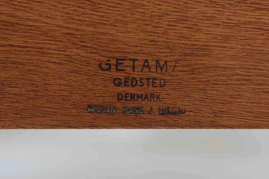 北欧より買い付けたHansJ.WegnerによるGETAmA社製ベッドフレームです。小ぶりなタイプですっきりとしたデザインです。本体には良質なオーク材が使用されており、当時流行した籐が本体に組み込まれています。マットレスは付属しません。マットサイズは最大「幅80×200cm」です。セミシングルサイズのマットレスをご用意ください。