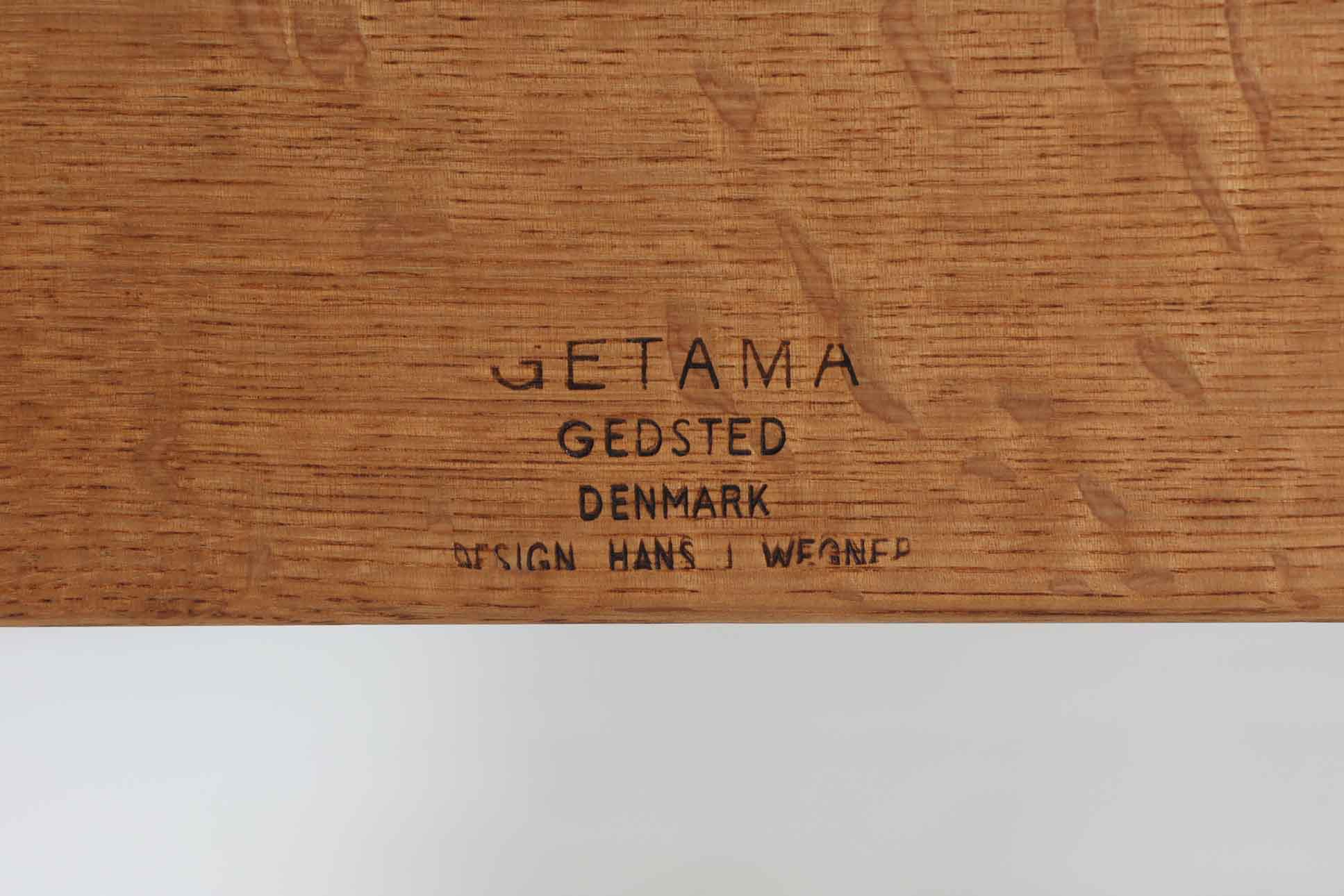 北欧より買い付けたHansJ.WegnerによるGETAmA社製ベッドフレームです。小ぶりなタイプですっきりとしたデザインです。本体には良質なオーク材が使用されており、当時流行した籐が本体に組み込まれています。マットレスは付属しません。マットサイズは最大「幅80×200cm」です。セミシングルサイズのマットレスをご用意ください。