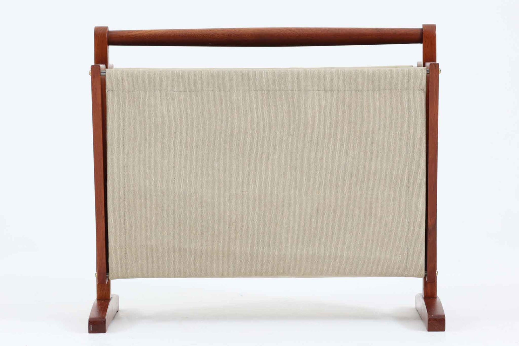 このマガジンラックは、チーク材と帆布を組み合わせた北欧ビンテージ家具らしいなデザインが特徴です。収納部には帆布が使用され、軽量ながらもしっかりとした強度を備えています。また、真鍮のビスがアクセントとして可愛らしさを添え、北欧の温かみを感じさせます。持ち運びしやすいデザインも魅力の一つ。軽量でありながら頑丈で、どこでも簡単に移動させることができます。北欧ビンテージ品ならではの風合いと実用性を兼ね備えた、お部屋を彩る一品です。