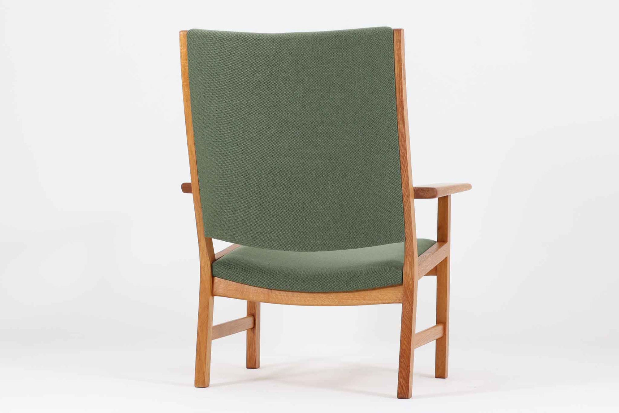 北欧より買い付けました。ウェグナー氏デザイン「AP50」です。このデザインの他に背もたれの低いタイプ、スツールタイプが販売されていた様です。こちらのチェアはハイバックタイプです。織田氏のハンスウェグナーの椅子100でも寡黙な名作と紹介されており、実際に座ってみると座り心地の良さに驚かされます。A.P.Stolen社で製作された後、ヨハネス・ハンセン社に生産が引き継がれた作品です。刻印が無いため、どちらのメーカーで製造された物かは分かりかねますのでご了承くださいませ。