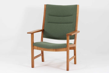 北欧より買い付けました。ウェグナー氏デザイン「AP50」です。このデザインの他に背もたれの低いタイプ、スツールタイプが販売されていた様です。こちらのチェアはハイバックタイプです。織田氏のハンスウェグナーの椅子100でも寡黙な名作と紹介されており、実際に座ってみると座り心地の良さに驚かされます。A.P.Stolen社で製作された後、ヨハネス・ハンセン社に生産が引き継がれた作品です。刻印が無いため、どちらのメーカーで製造された物かは分かりかねますのでご了承くださいませ。