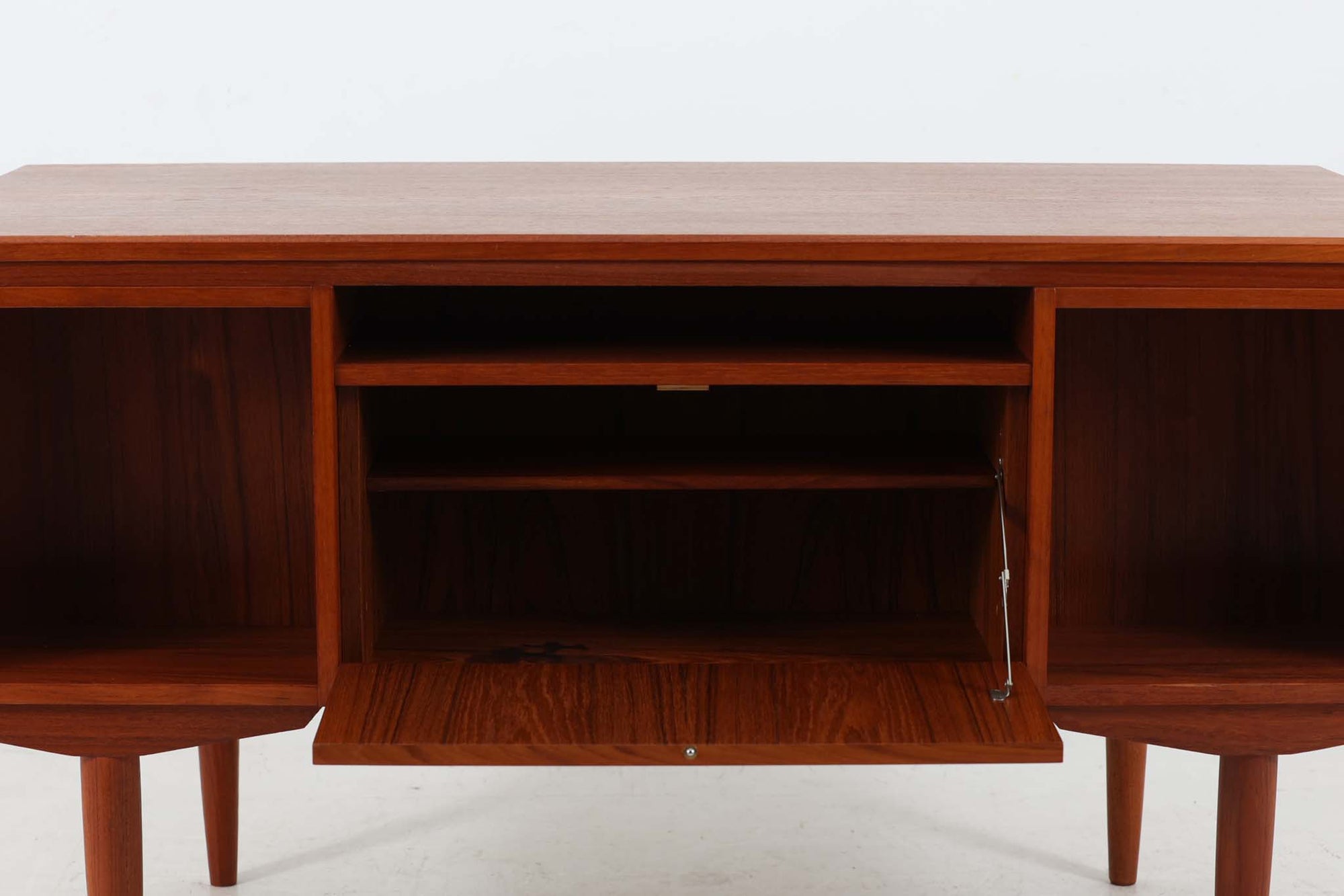 デンマークより買い付けた両袖デスクです。削り出された取手が特徴的なデザインです。背面にも収納扉があり細かい物を収納可能となっております。本体には良質なチーク材が使用されています。