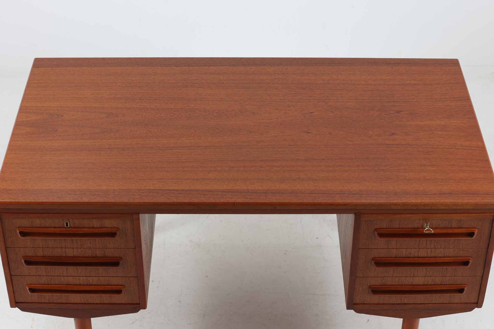 デンマークより買い付けた両袖デスクです。削り出された取手が特徴的なデザインです。背面にも収納扉があり細かい物を収納可能となっております。本体には良質なチーク材が使用されています。