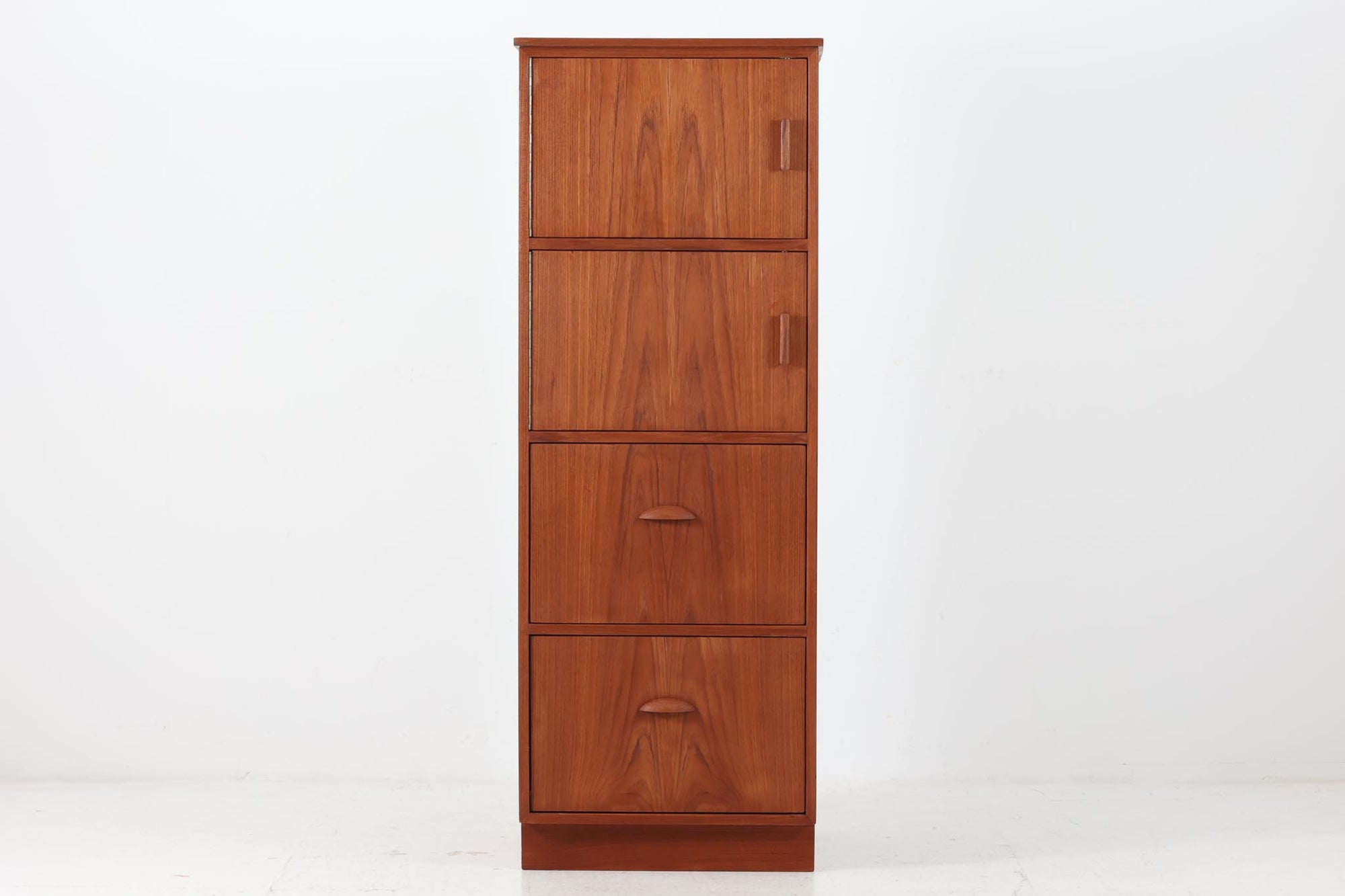 デンマークより買い付けたキャビネットです。引き棚やハンギングフォルダーが付属しており、様々な書類を収納可能です。良質なチーク材が使用されています。あまり見かけない背が高くスリムなキャビネットです。