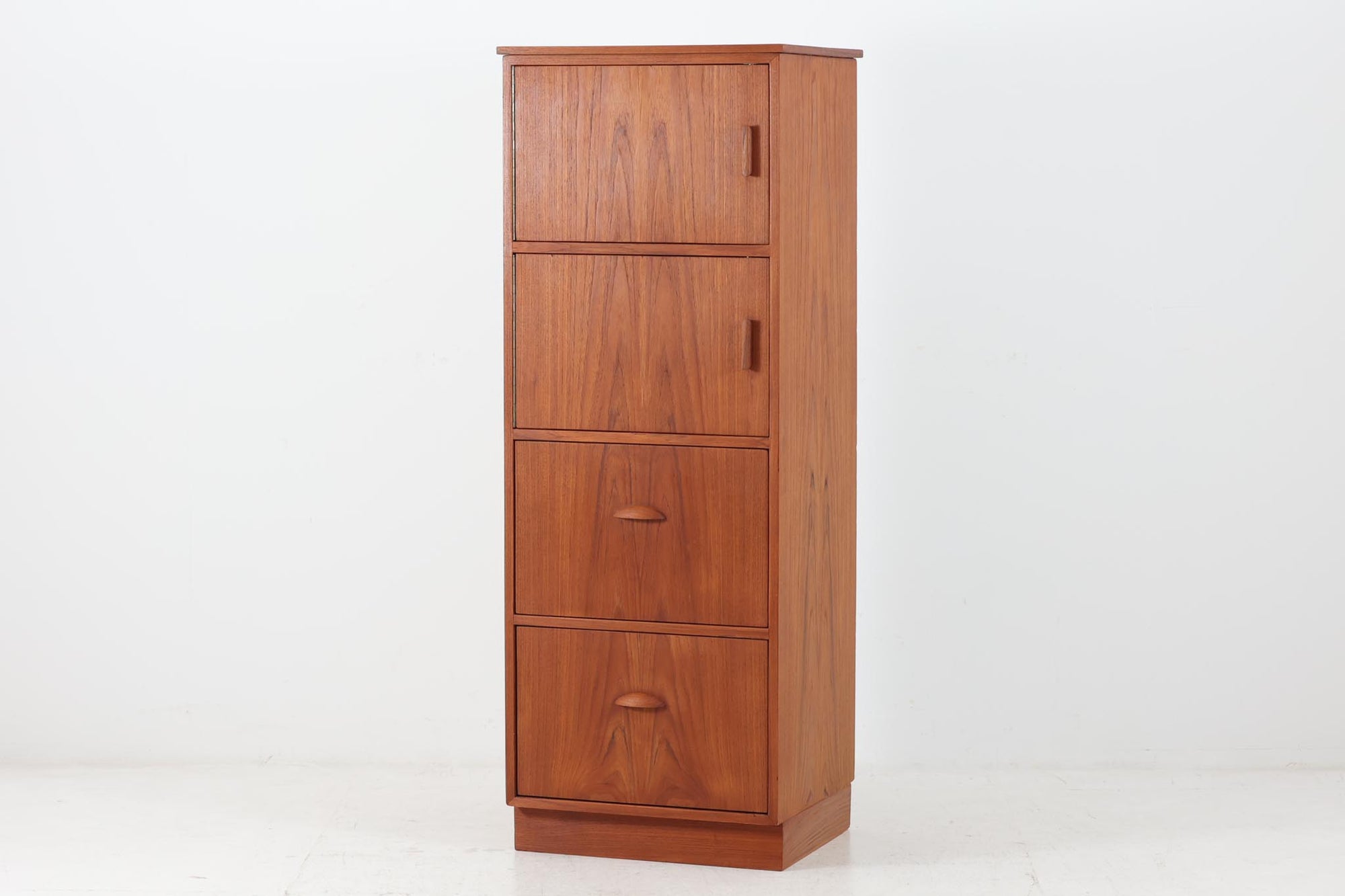 デンマークより買い付けたキャビネットです。引き棚やハンギングフォルダーが付属しており、様々な書類を収納可能です。良質なチーク材が使用されています。あまり見かけない背が高くスリムなキャビネットです。