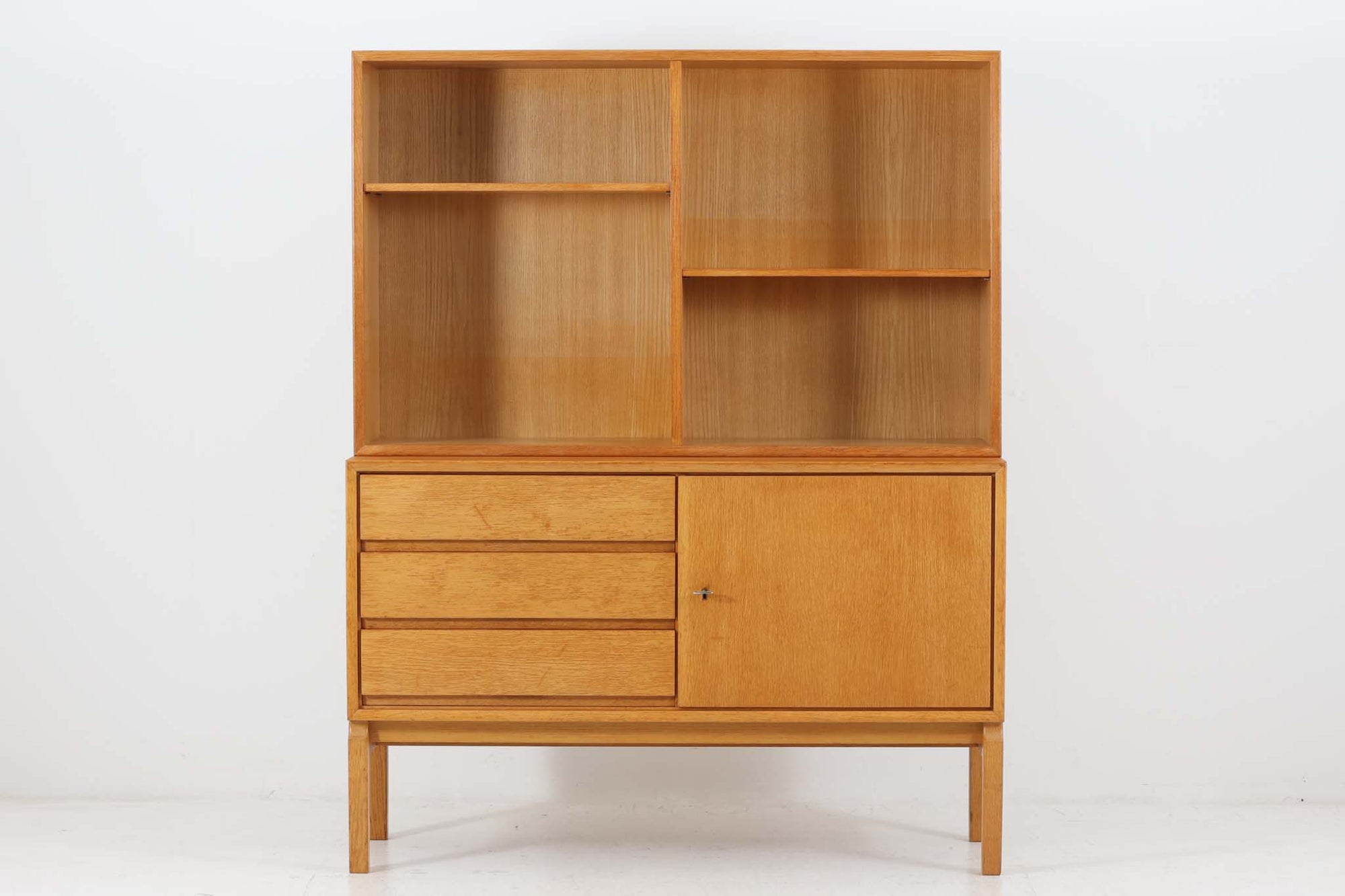 スウェーデンより買い付けた高さが139cmと小ぶりなディスプレイシェルフです。小ぶりながらも十分な収納力がございます。良質なオーク材が使用されており、デザイナーは分かりかねますがクオリティーの高い作品になっています。