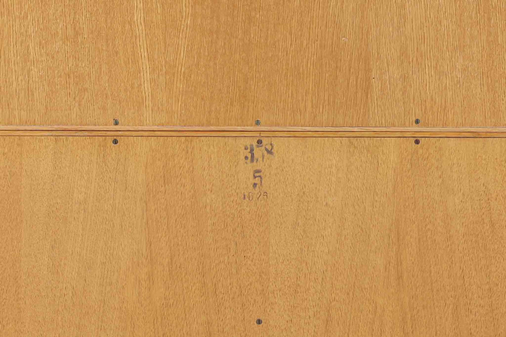 スウェーデンより買い付けた高さが139cmと小ぶりなディスプレイシェルフです。小ぶりながらも十分な収納力がございます。良質なオーク材が使用されており、デザイナーは分かりかねますがクオリティーの高い作品になっています。