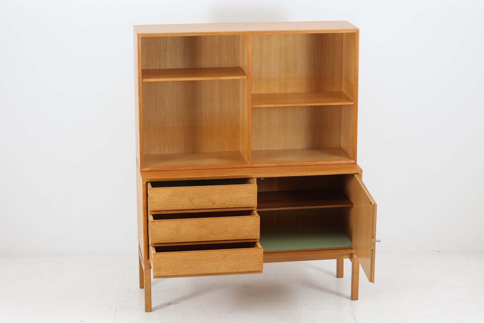 スウェーデンより買い付けた高さが139cmと小ぶりなディスプレイシェルフです。小ぶりながらも十分な収納力がございます。良質なオーク材が使用されており、デザイナーは分かりかねますがクオリティーの高い作品になっています。