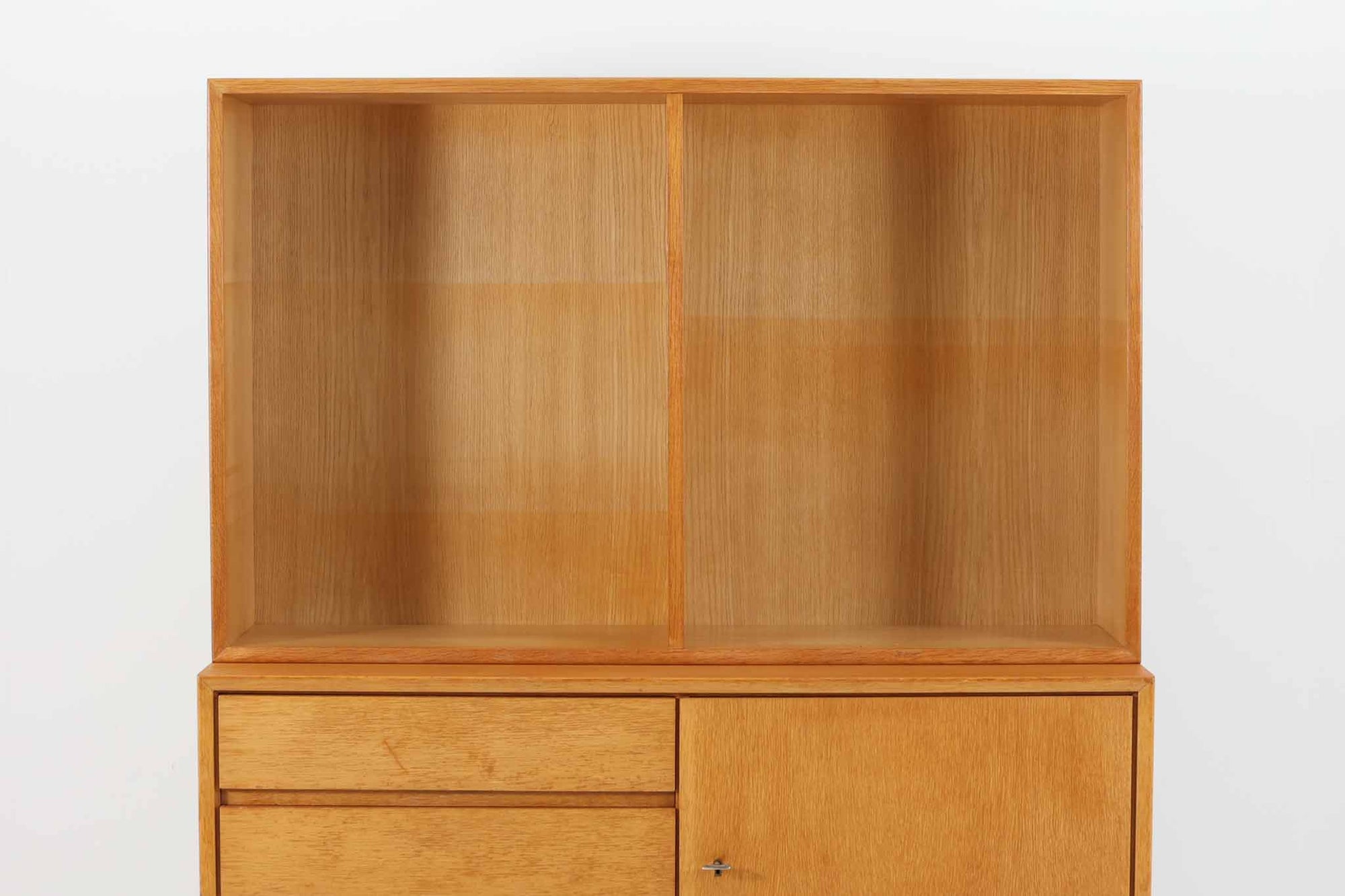 スウェーデンより買い付けた高さが139cmと小ぶりなディスプレイシェルフです。小ぶりながらも十分な収納力がございます。良質なオーク材が使用されており、デザイナーは分かりかねますがクオリティーの高い作品になっています。