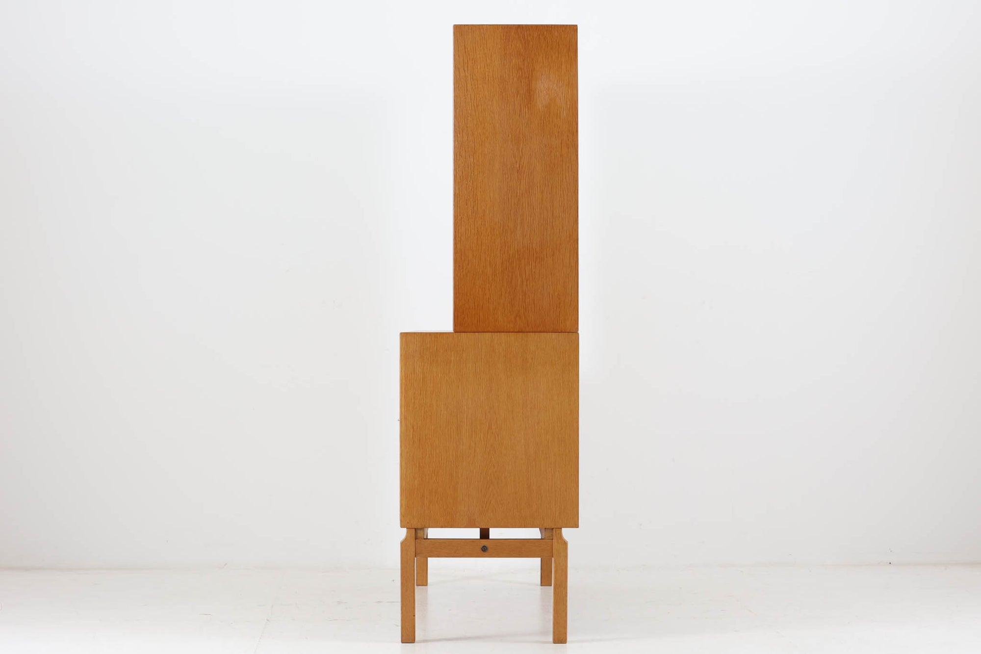 スウェーデンより買い付けた高さが139cmと小ぶりなディスプレイシェルフです。小ぶりながらも十分な収納力がございます。良質なオーク材が使用されており、デザイナーは分かりかねますがクオリティーの高い作品になっています。