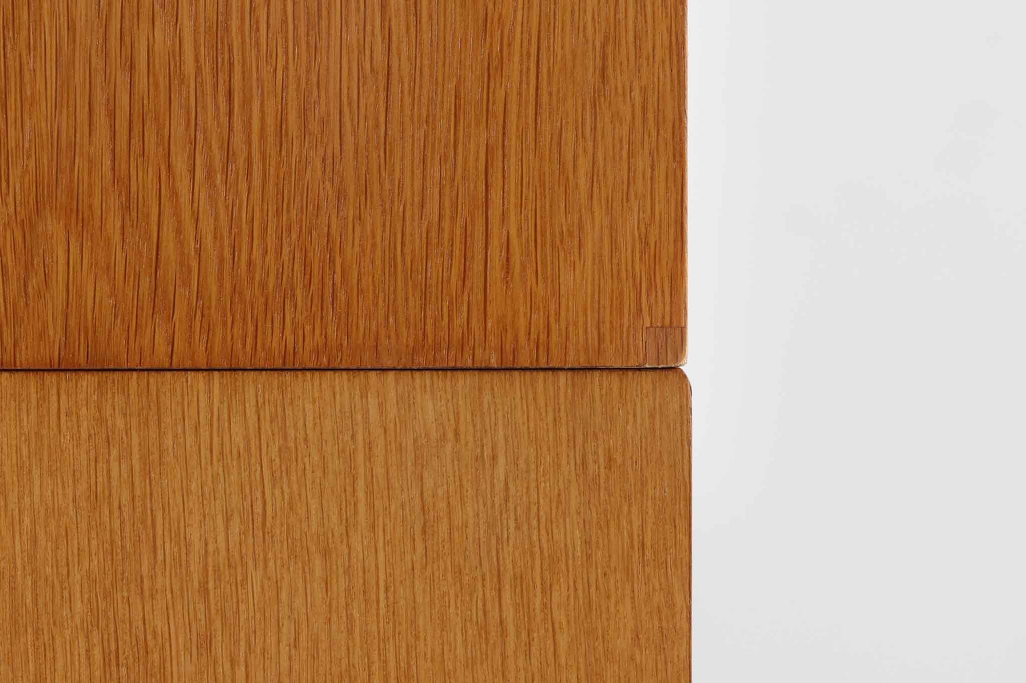 スウェーデンより買い付けた高さが139cmと小ぶりなディスプレイシェルフです。小ぶりながらも十分な収納力がございます。良質なオーク材が使用されており、デザイナーは分かりかねますがクオリティーの高い作品になっています。