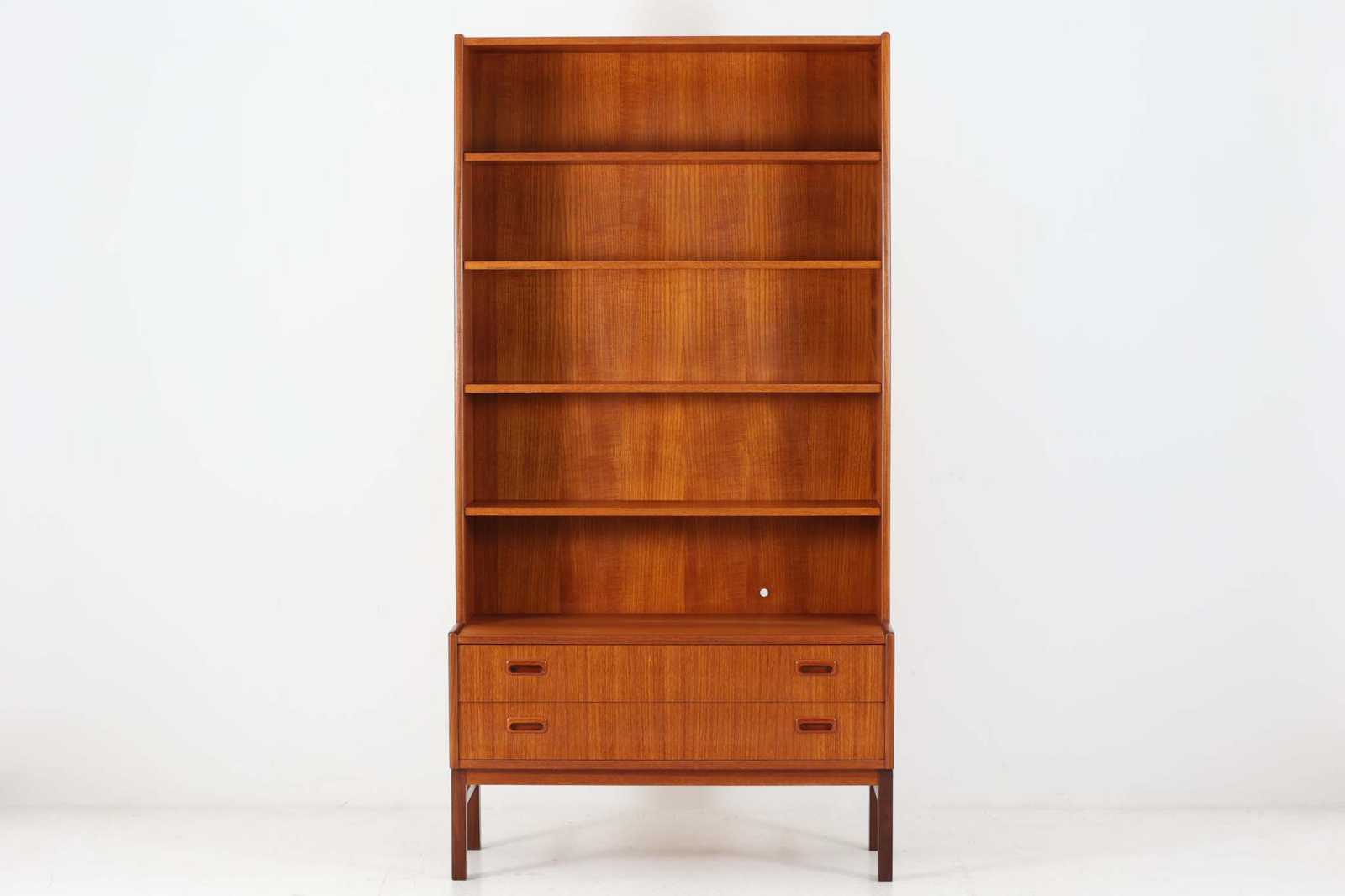 スウェーデン製のシェルフです。キャビネット部分は低めに設計されている珍しいデザインです。良質なチーク材が使用されています。