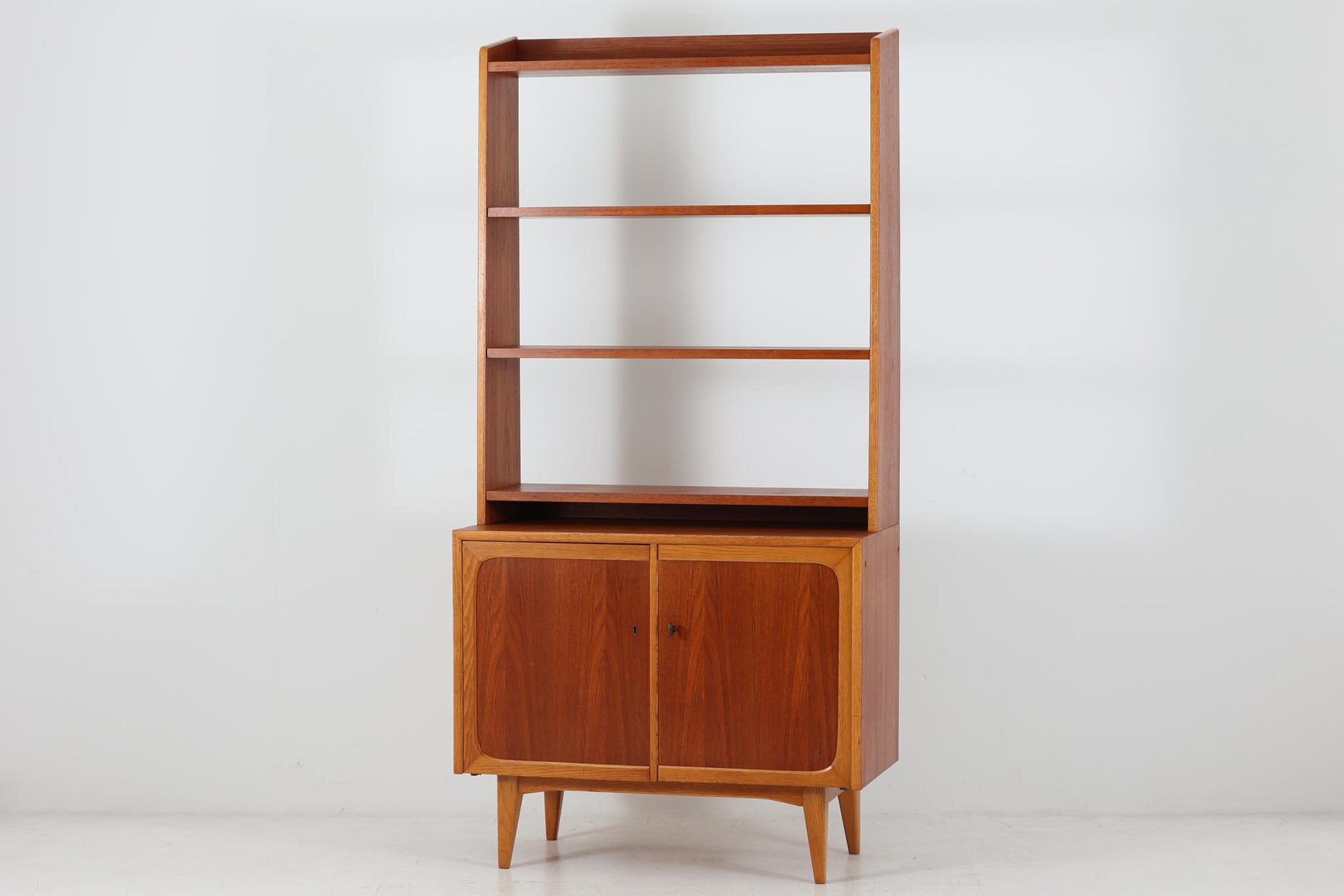 スウェーデンより買い付けたオープンシェルフです。オープンタイプなので、置く場所を選ばずご使用いただけます。本体には良質なオーク材が使用されています。