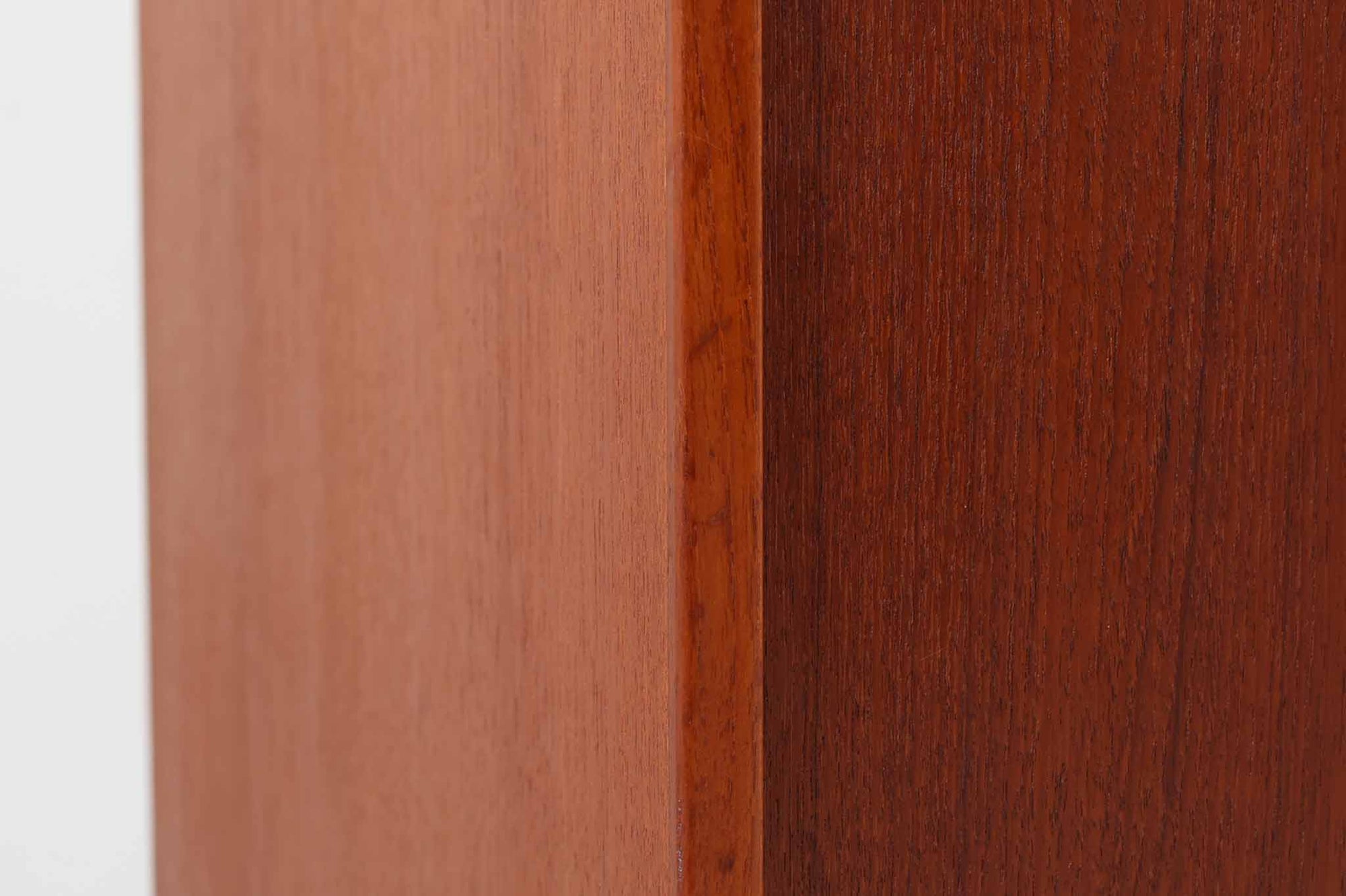 チーク材が贅沢に使用されたキッチンキャビネットです。上段はカトラリーが入れやすそうな引き出しが3杯あり、扉内部のスペースは食器をおける十分な広さがあり使い勝手が良さそうです。スウェーデン家具らしいデザインです。