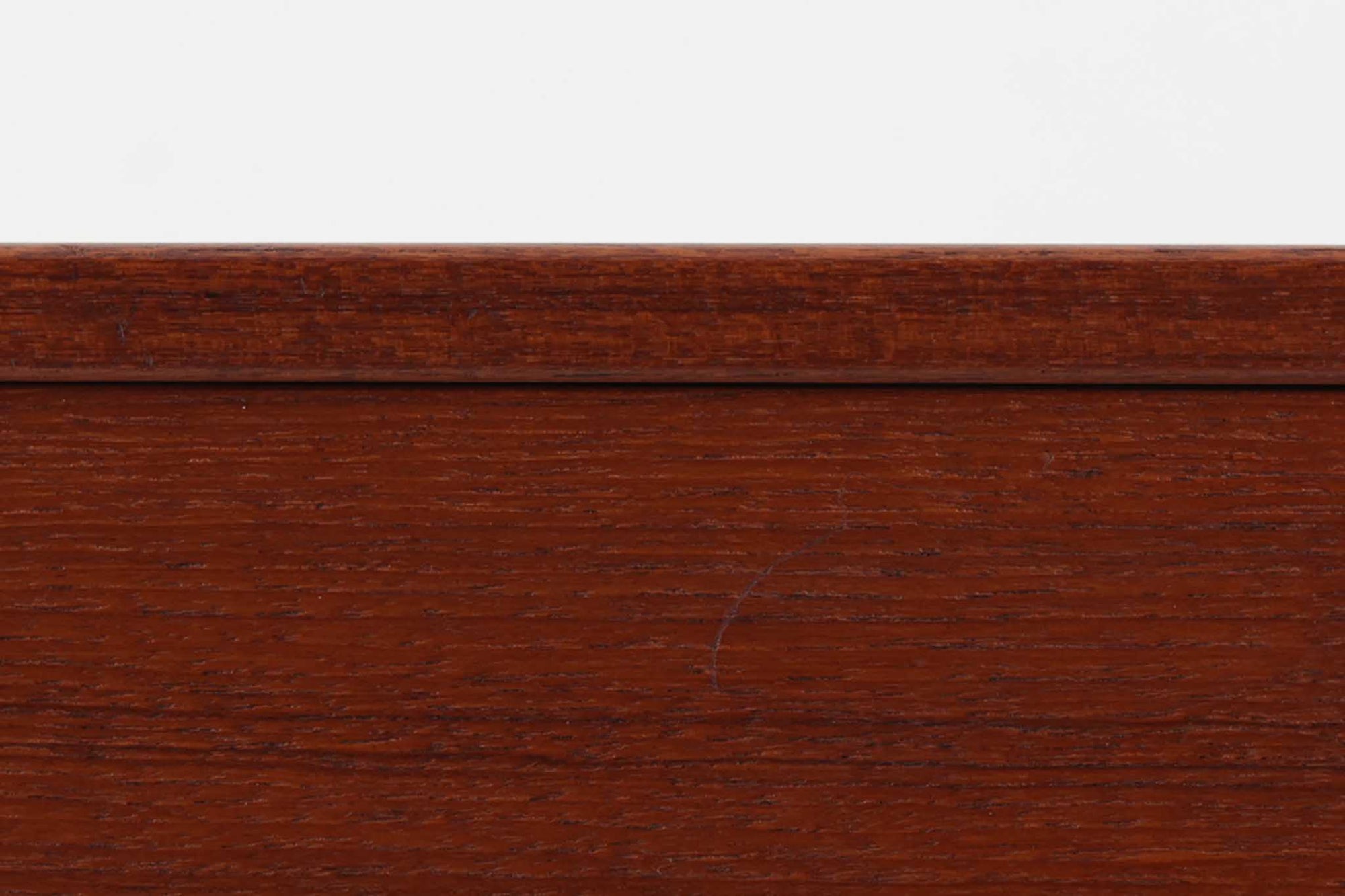 チーク材が贅沢に使用されたキッチンキャビネットです。上段はカトラリーが入れやすそうな引き出しが3杯あり、扉内部のスペースは食器をおける十分な広さがあり使い勝手が良さそうです。スウェーデン家具らしいデザインです。