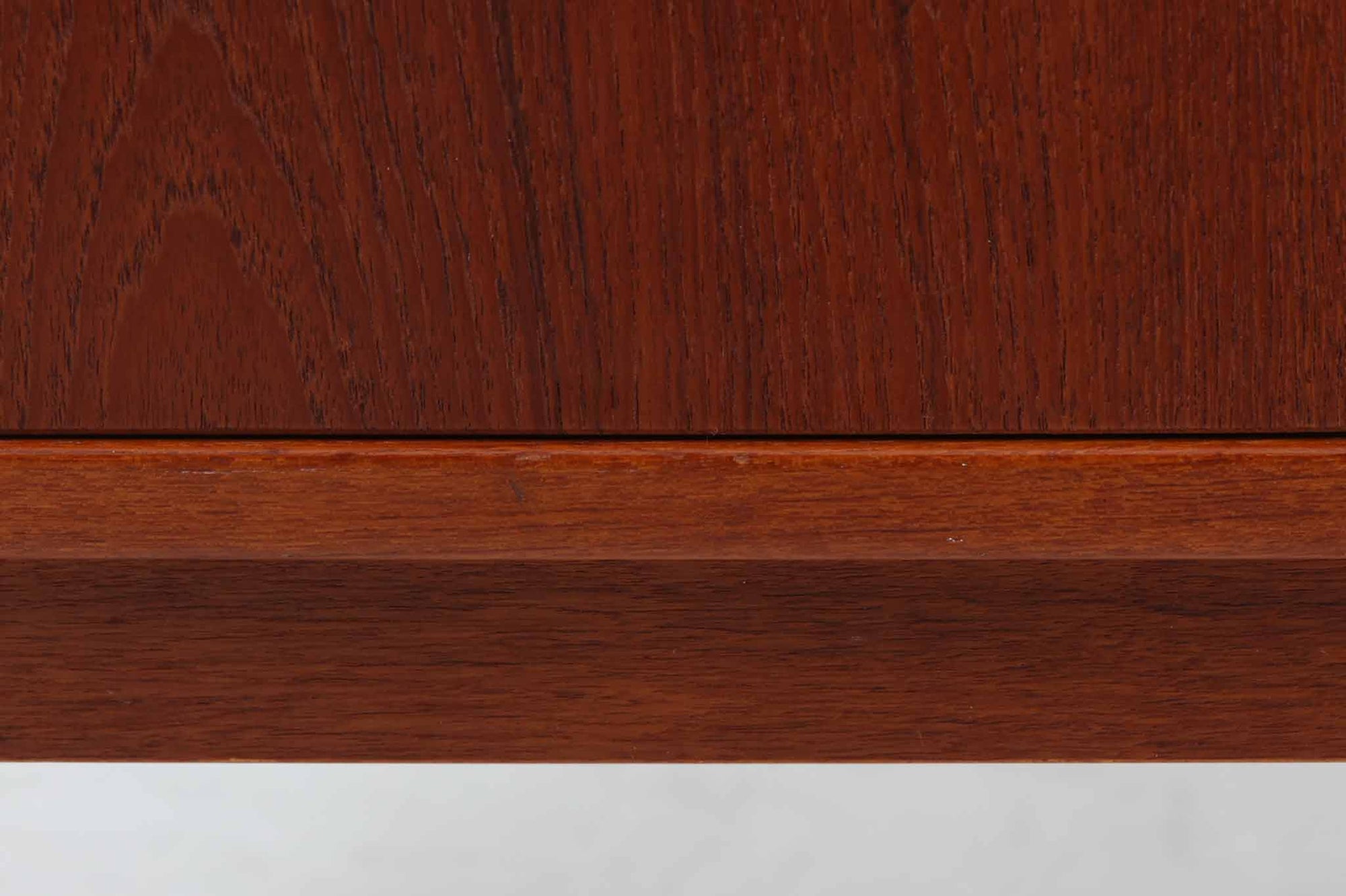 チーク材が贅沢に使用されたキッチンキャビネットです。上段はカトラリーが入れやすそうな引き出しが3杯あり、扉内部のスペースは食器をおける十分な広さがあり使い勝手が良さそうです。スウェーデン家具らしいデザインです。